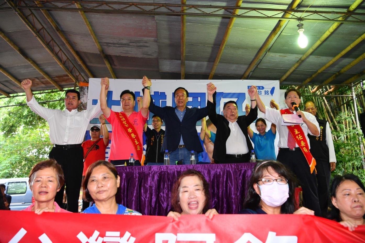 國民黨立委參選人林金結(台上左2)和鴻海創辦人郭台銘(台上左3)參加同場活動，互動密切。郭台銘辦公室提供