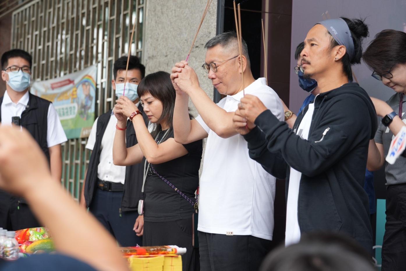 台灣民眾黨主席柯文哲(白衣者)在彩排前拜拜祈求活動順利。台灣民眾黨提供