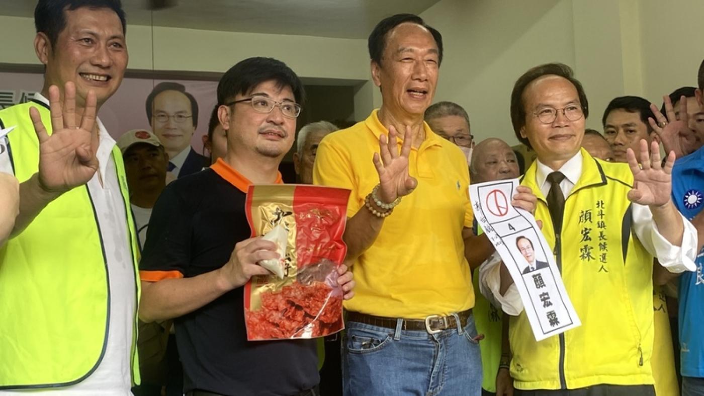 鴻海創辦人郭台銘（前左3）到無黨籍北斗鎮長補選候選人顏宏霖（前右1）的競選總部站台。 中央社