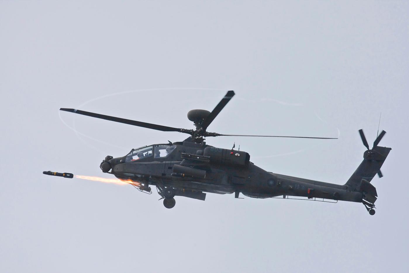 陸軍航特601旅現、退役軍官涉嫌洩漏國防秘密給中共。圖為601旅所屬AH-64E攻擊直升機發射地獄火飛彈資料照片