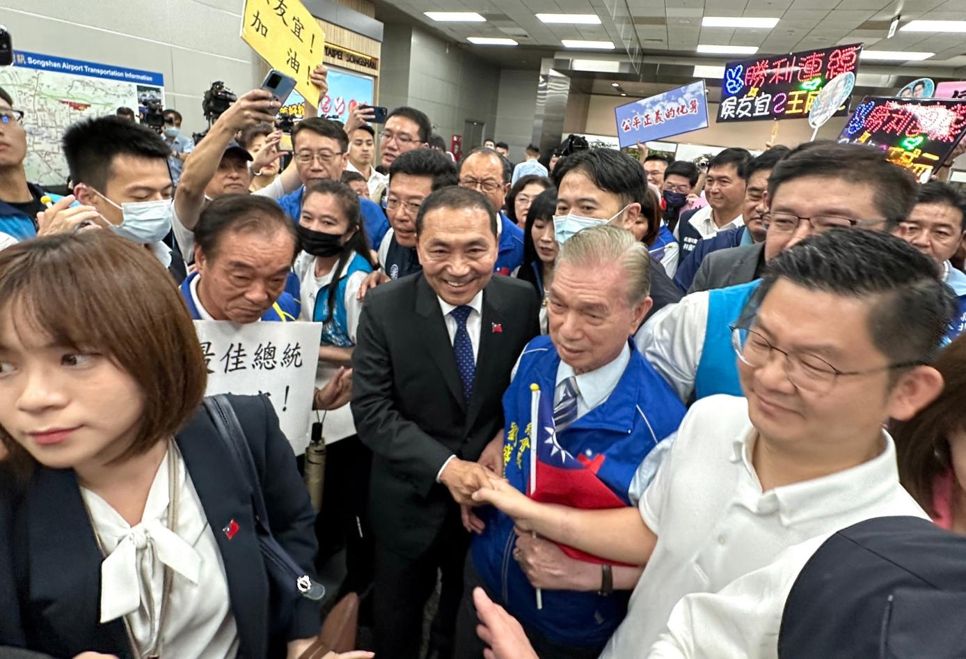 國民黨總統參選人侯友宜結束訪日行程返回台灣，大批支持者在機場接機。林啟弘攝