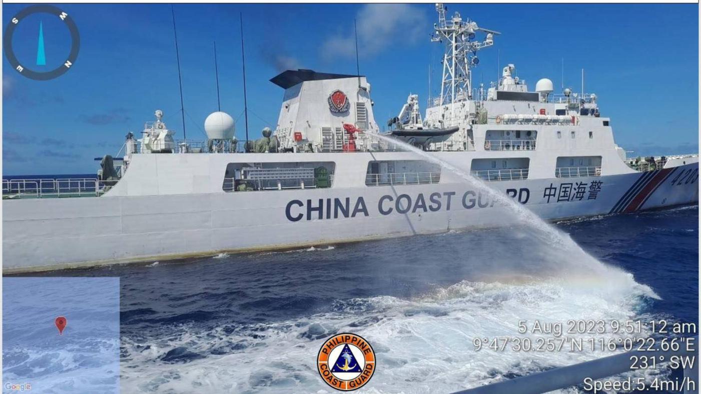 中國海警8月5日在南海以水砲襲擊菲律賓補給船。翻攝Philippine Coast Guard臉書