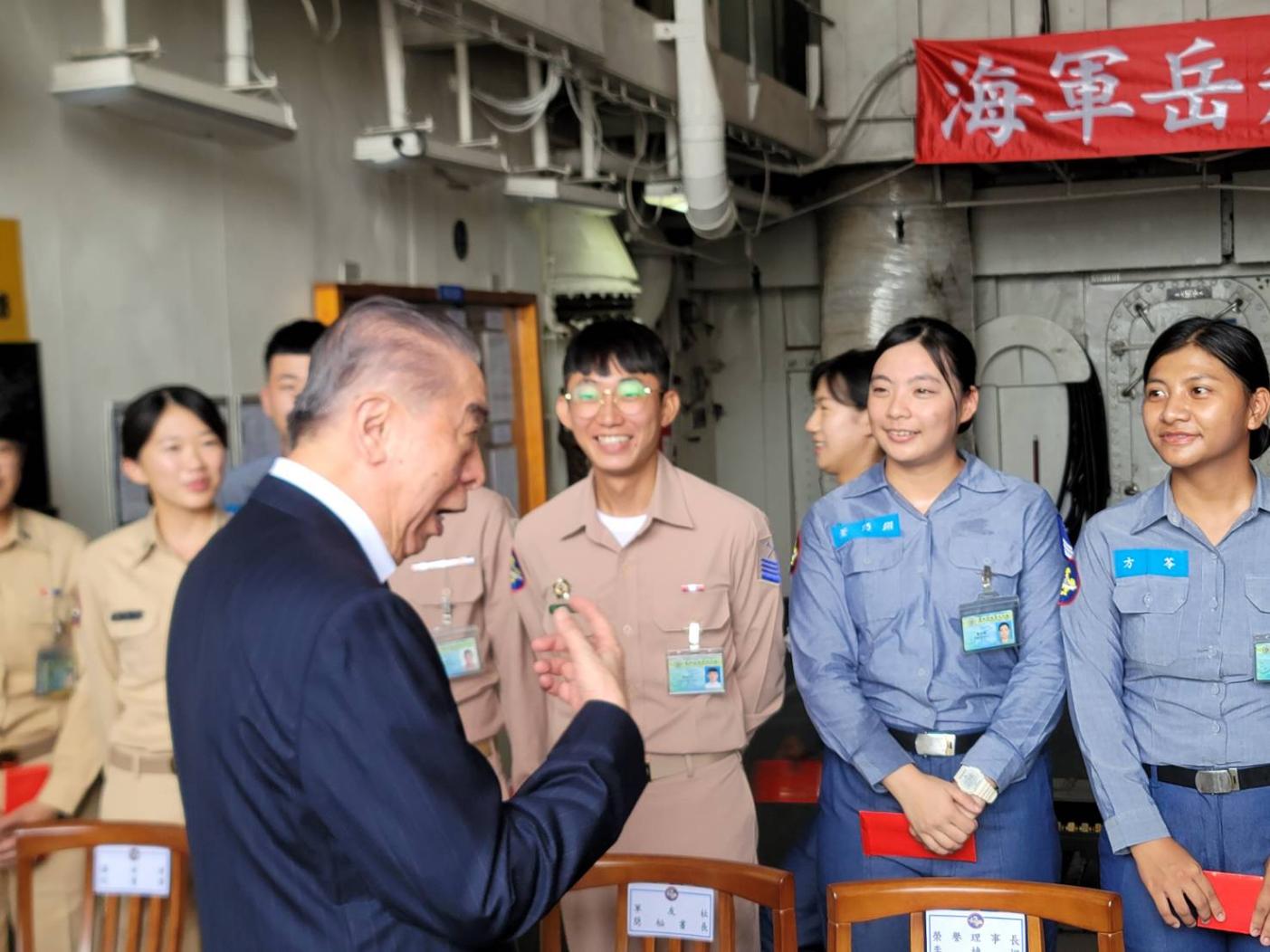 軍友社榮譽理事長李棟樑今慰問海軍131艦隊向捍衛海疆官兵致敬。王烱華攝