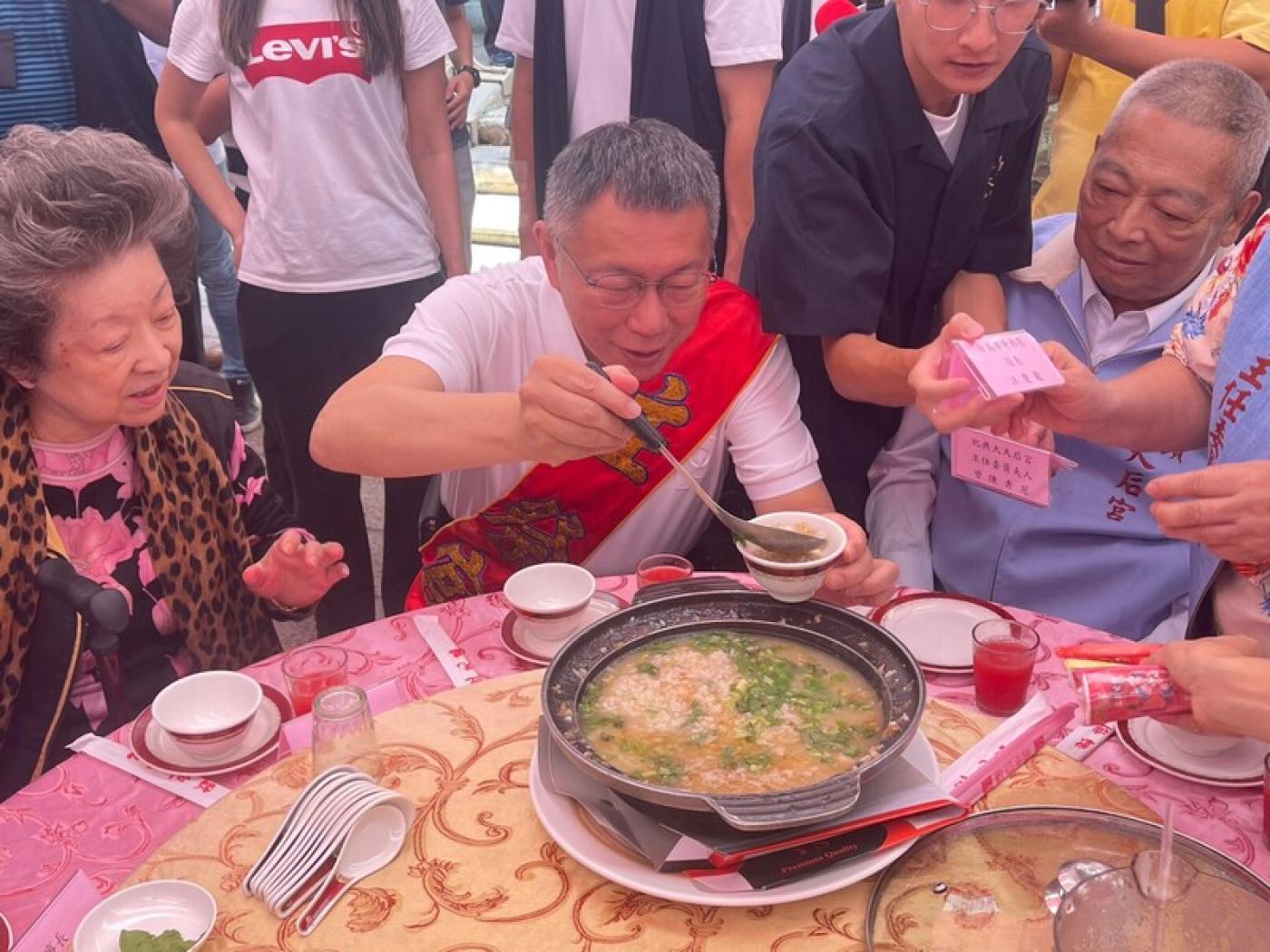 台灣民眾黨總統參選人柯文哲（前中）參拜台南市中西區大天后宮，並與信眾共同用餐。 中央社