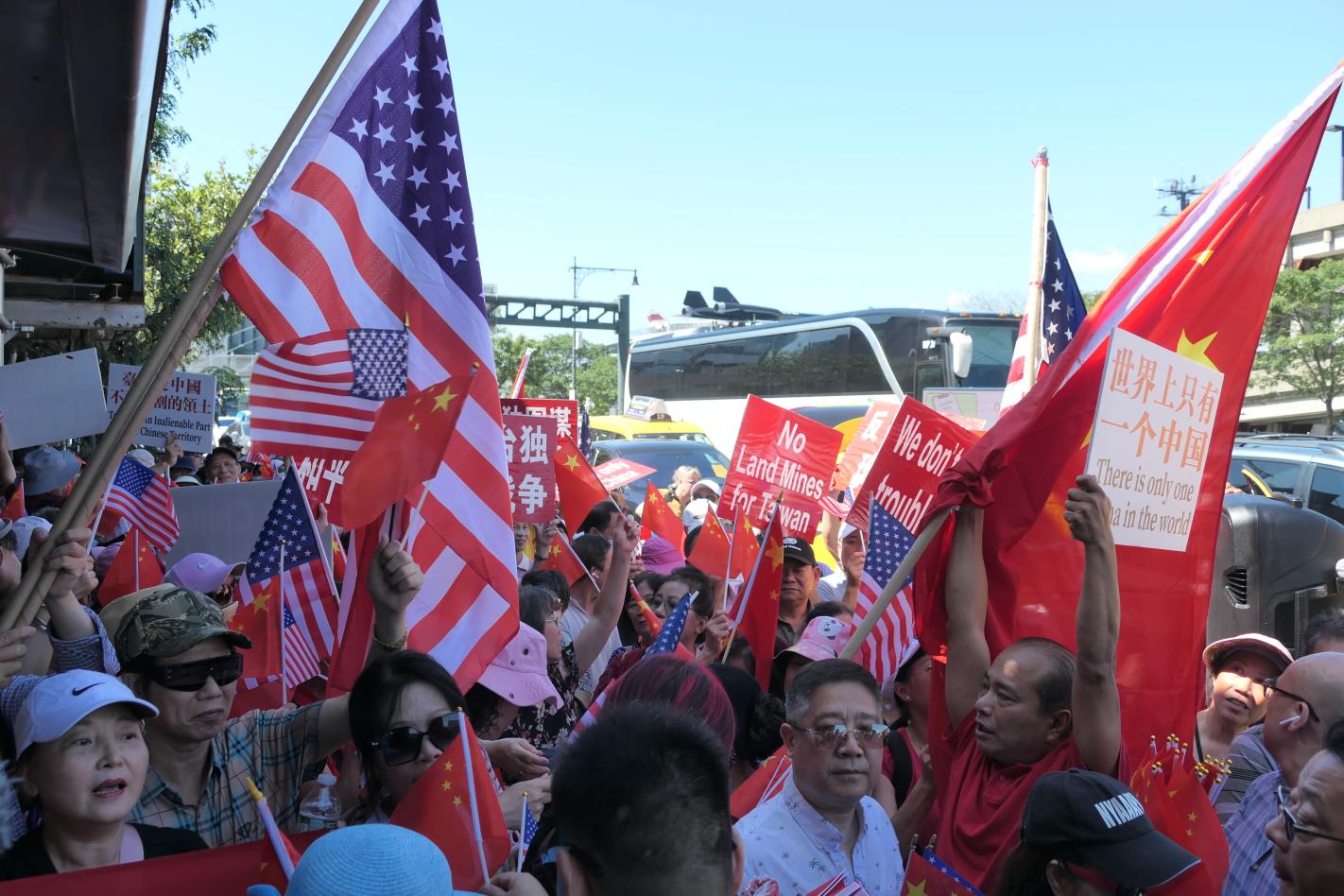 賴清德抵達紐約第二天，中國上百僑民到僑宴場外抗議。蘇聖怡攝