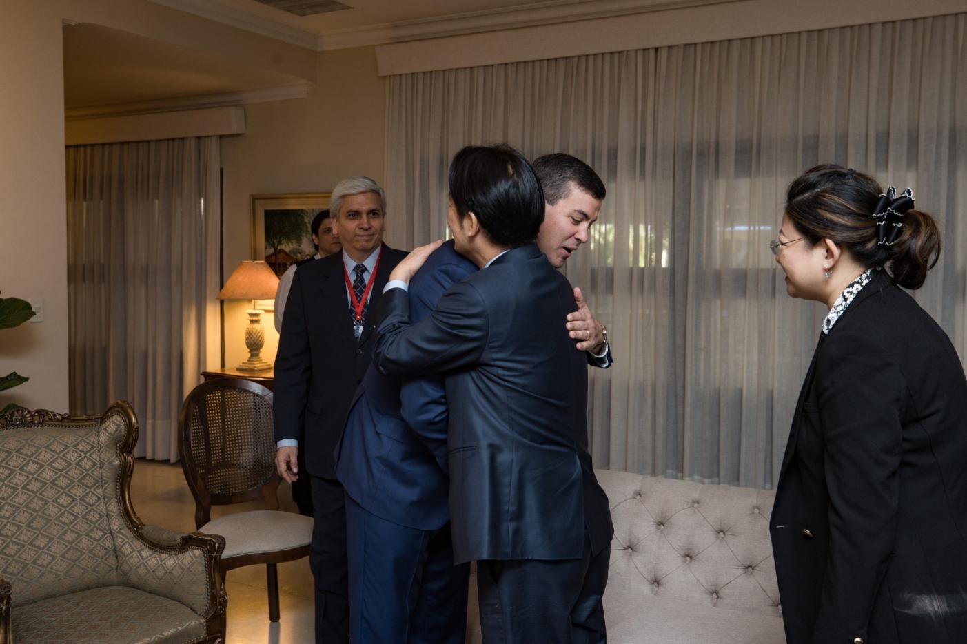 賴清德出訪／巴拉圭新任總統貝尼亞見面大擁抱強調堅持深化台巴邦誼