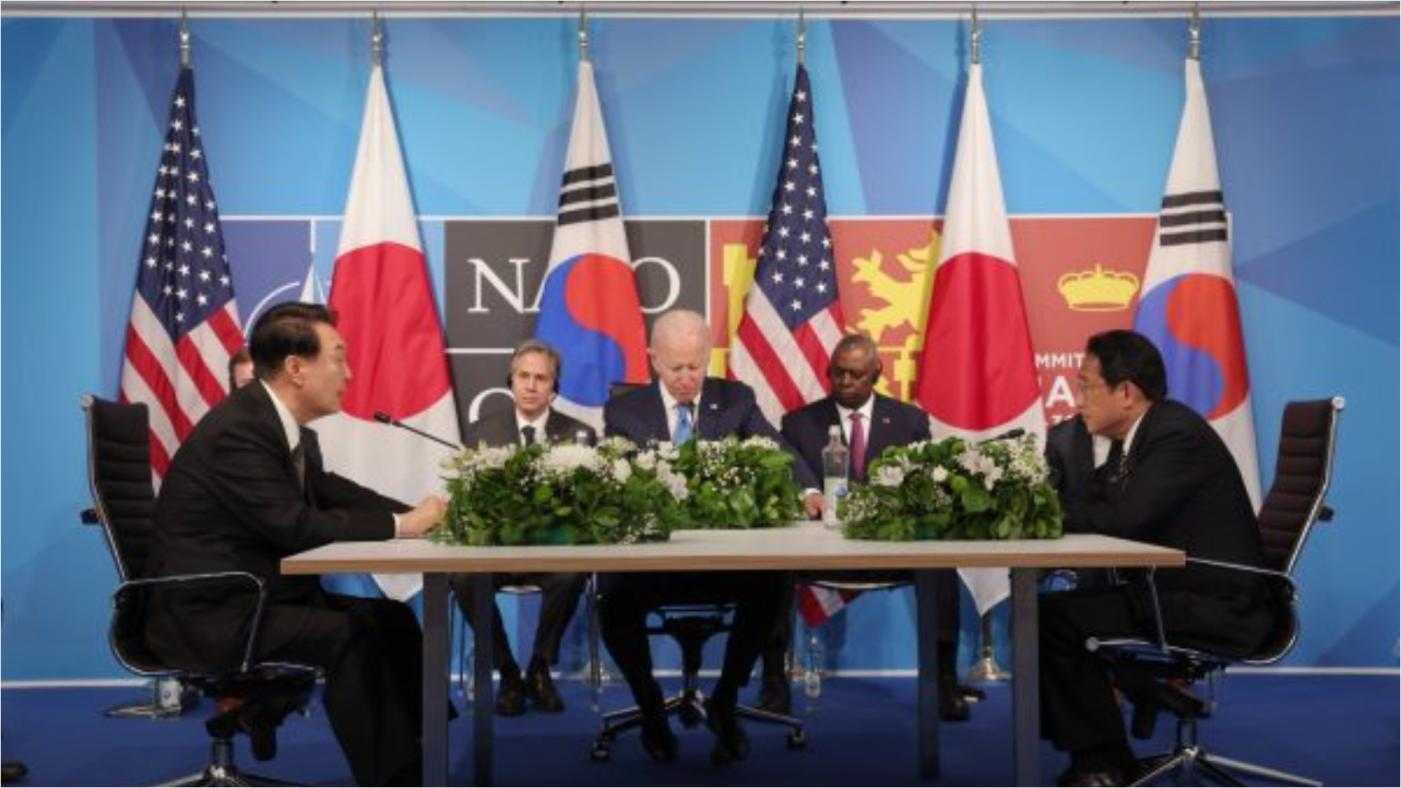 韓國總統尹錫悅（左）、美國總統拜登（中）、日本首相岸田文雄6月底在北約峰會期間舉行三邊會談。翻攝韓國總統府網站