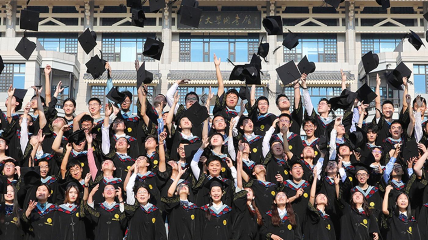 中國青年失業率已超過20％，名校畢業生也難找到心儀的工作。圖為北京大學畢業生。翻攝bye.pku.edu.cn/