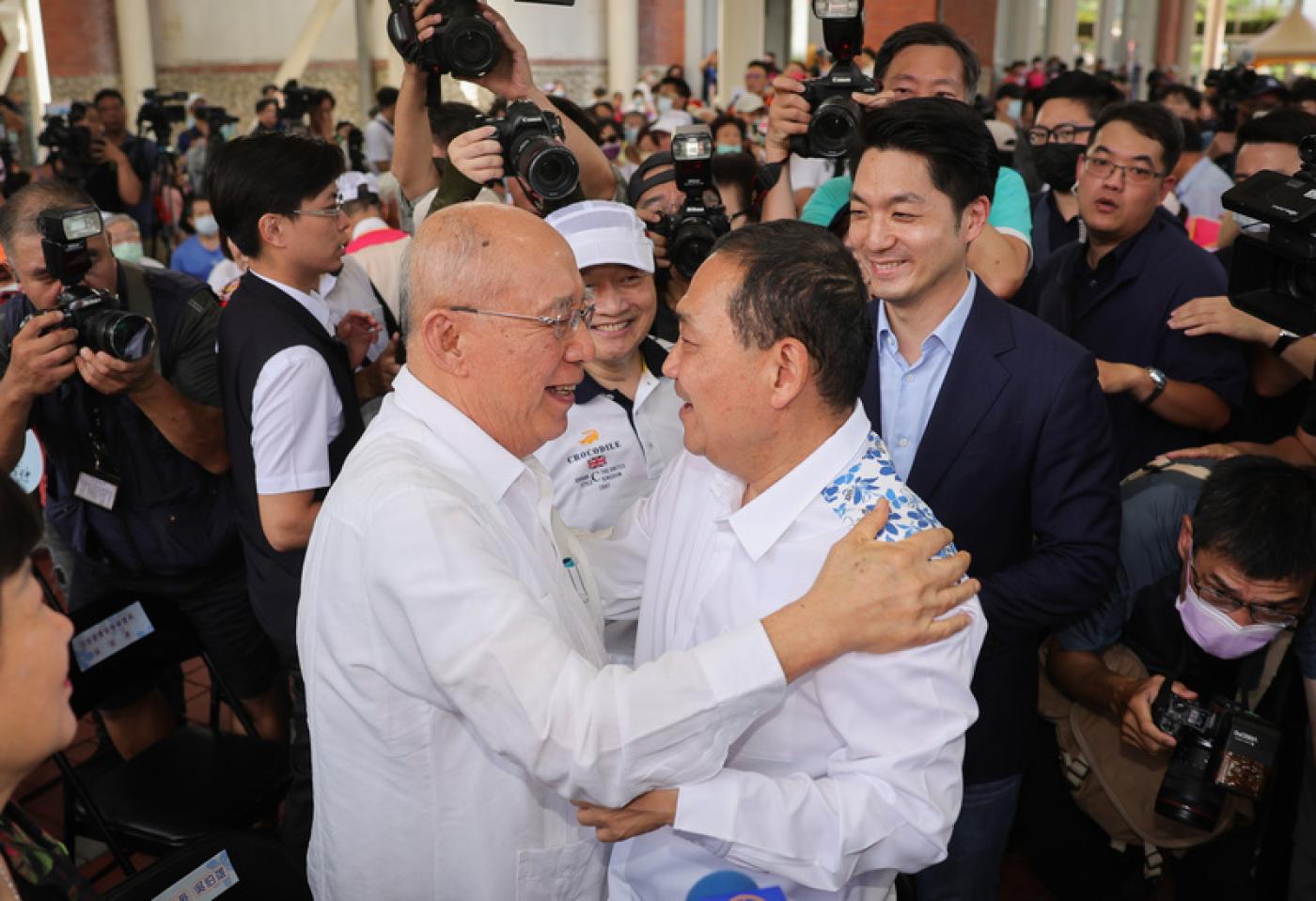 國民黨總統參選人侯友宜(右2)出席客家活動，國民黨前主席吳伯雄(左2)表達支持，台北市長蔣萬安(黑西裝外套者)也出席。中央社