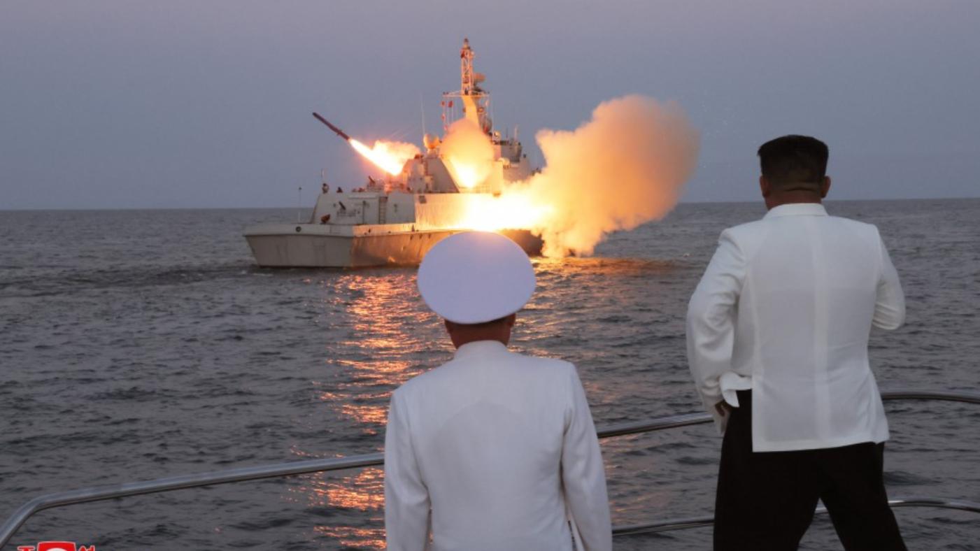 根據朝中社報導，領導人金正恩（右）在海軍軍艦上校閱戰略巡弋飛彈試射。翻攝朝中社網站