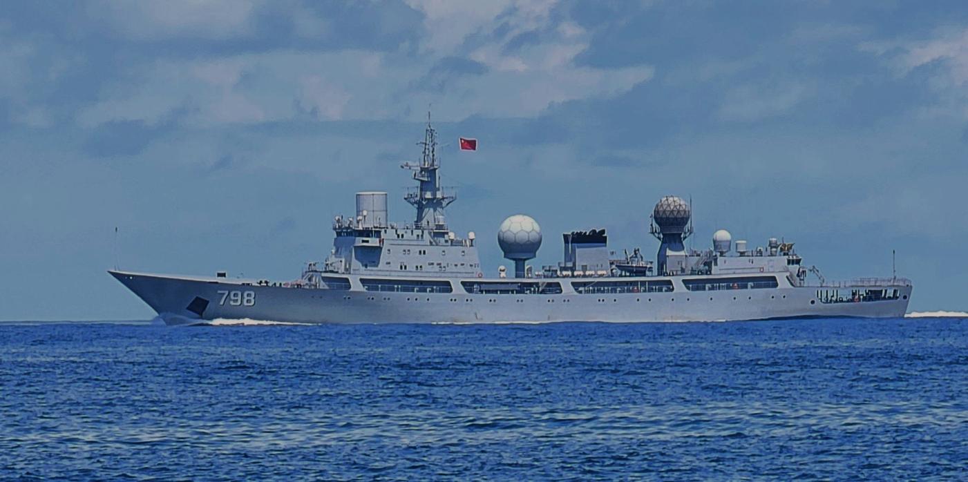 中共20日派815A型電子偵察艦舷號798（玉衡星號），在我東部海域偵搜.。TaiwanADIZ粉專提供