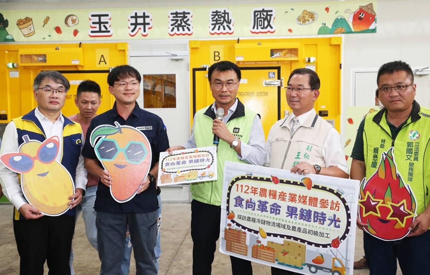 陳吉仲（中）表示，統計今年至７月底，台灣芒果外銷中國量僅占全國產量0.5%，對台影響有限。翻攝陳吉仲臉書