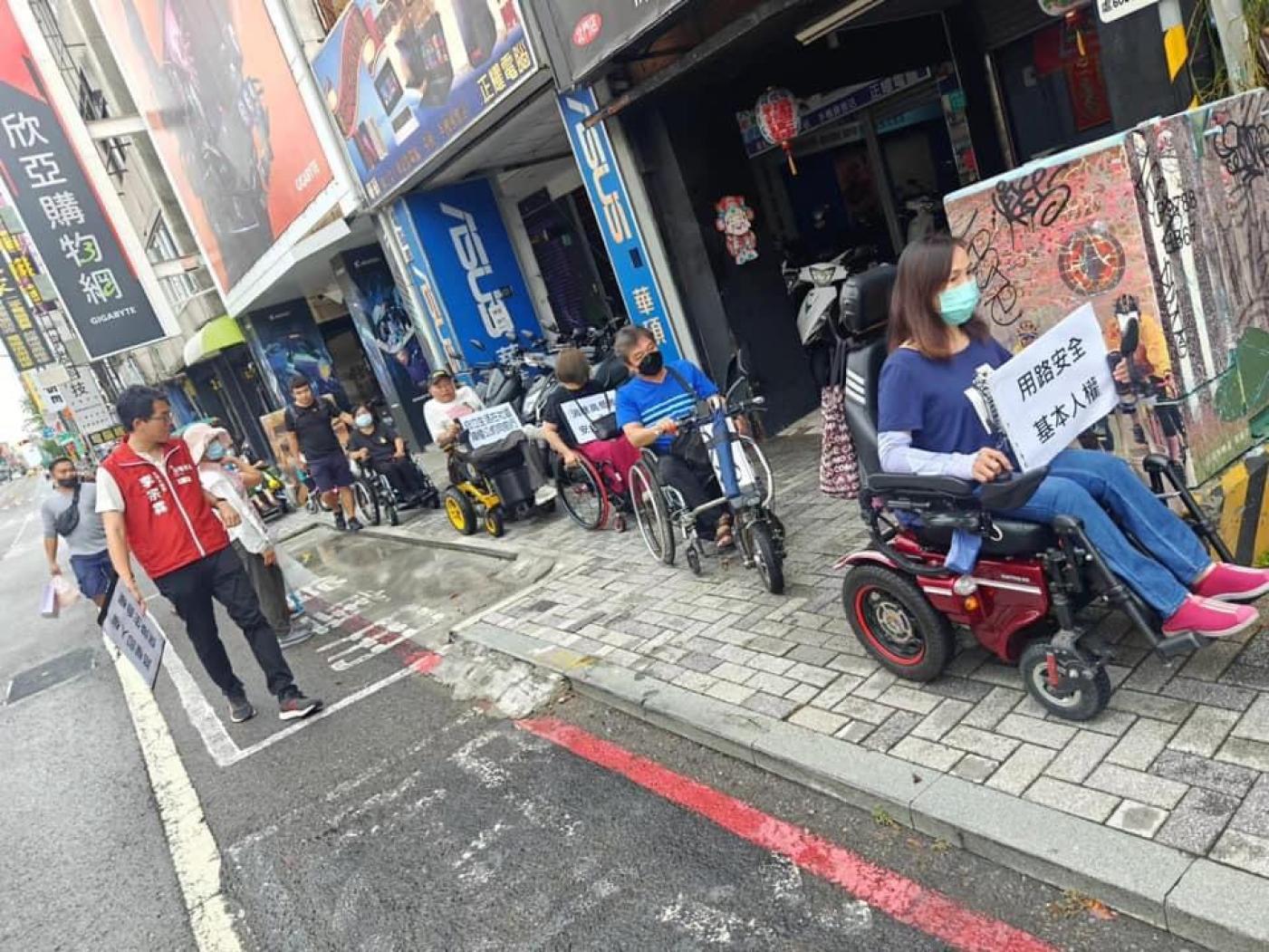 障礙者行經變電箱佇立在路中央的人行道，必須繞道而行，險象環生。台南市夢城自立生活協會提供