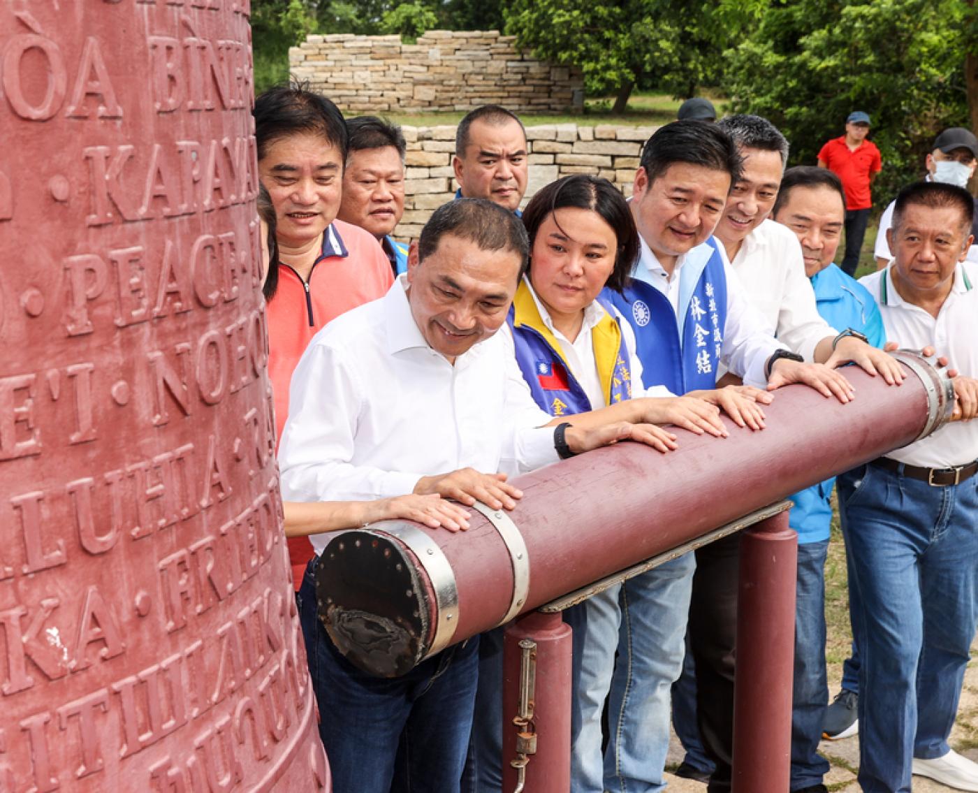 侯友宜（前排左1）22日前往金門和平紀念園區，與黨籍立委陳玉珍（前排左2）等人一同敲響園區和平鐘，盼兩岸和平。中央社