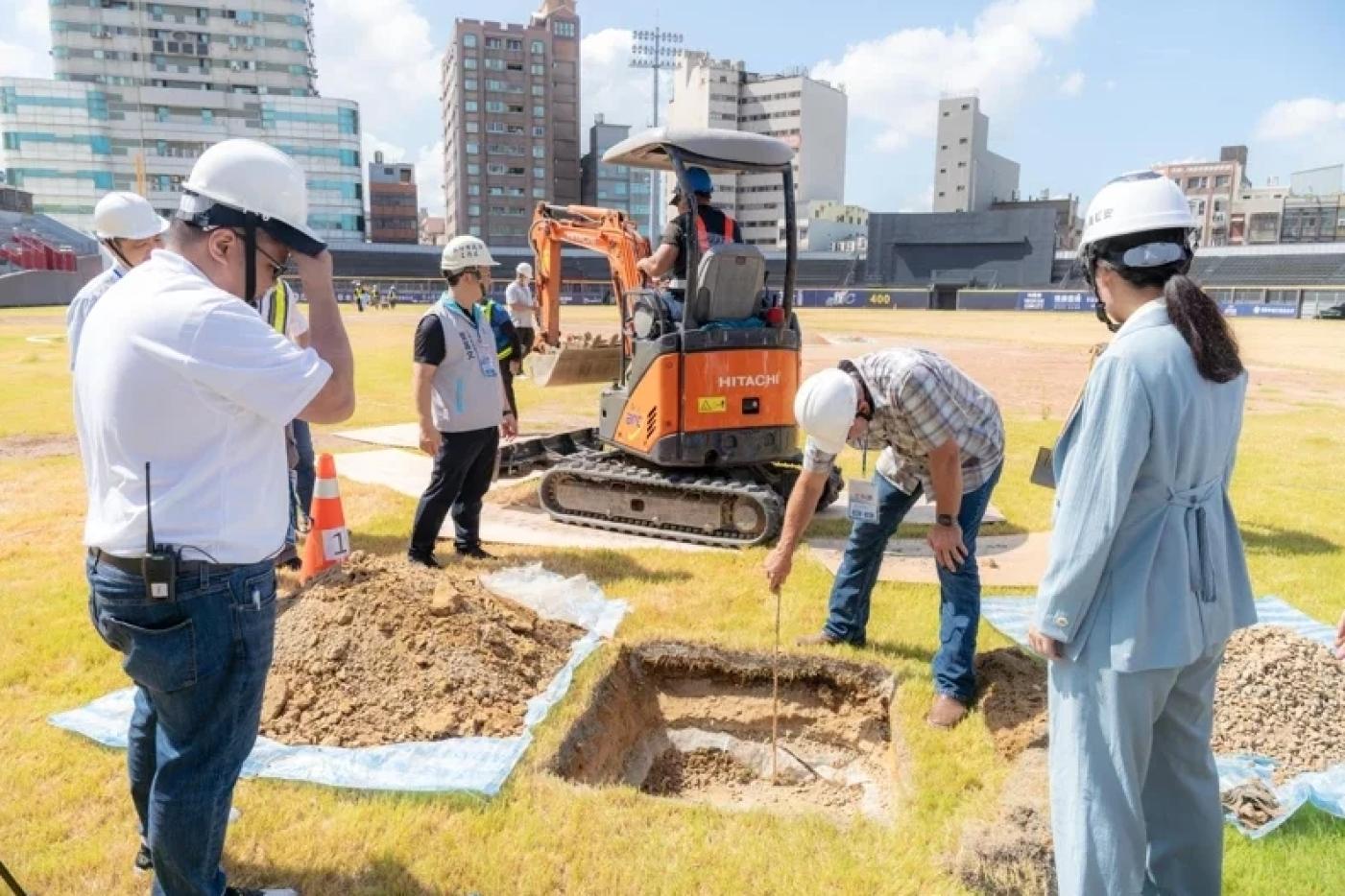 新竹市長高虹安7月中與美國場務專家Chad Olsen場勘新竹棒球場。圖／竹市府提供