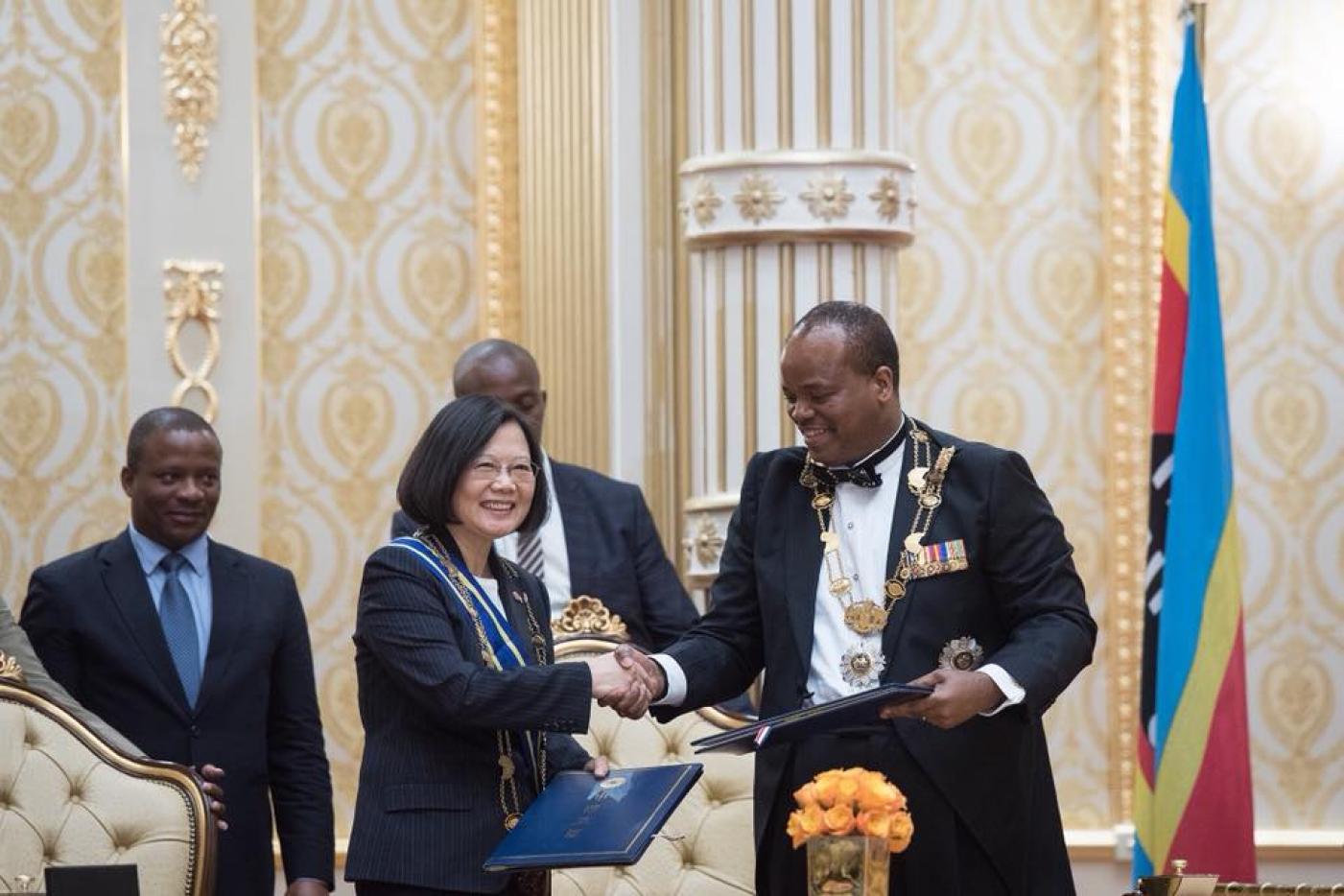 總統蔡英文9月5日至8日出訪非洲友邦史瓦帝尼。圖為2018年訪問史國與王國恩史瓦帝三世簽署合作協議，總統府資料照片