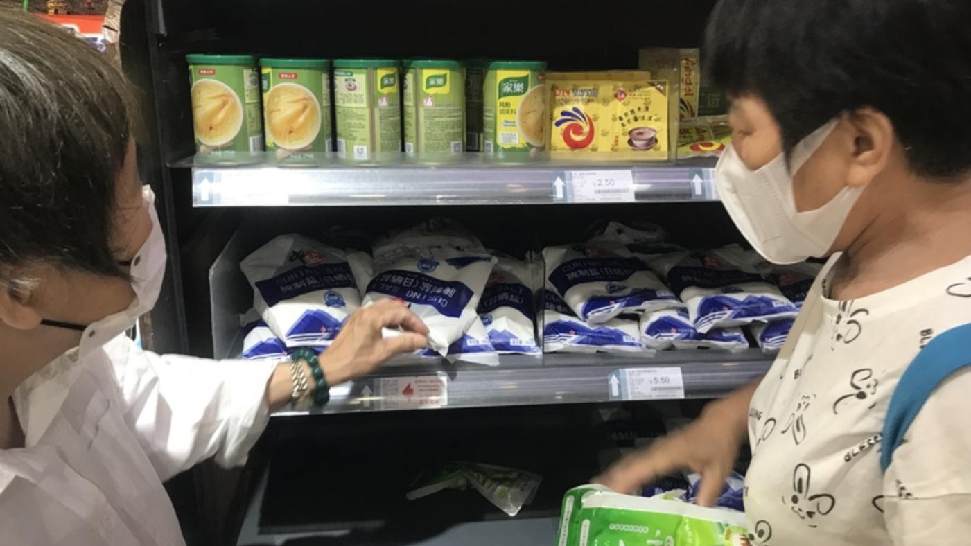 中國一些地方出現食鹽搶購現象。圖為北京市一家超市，民眾正在買鹽。中央社