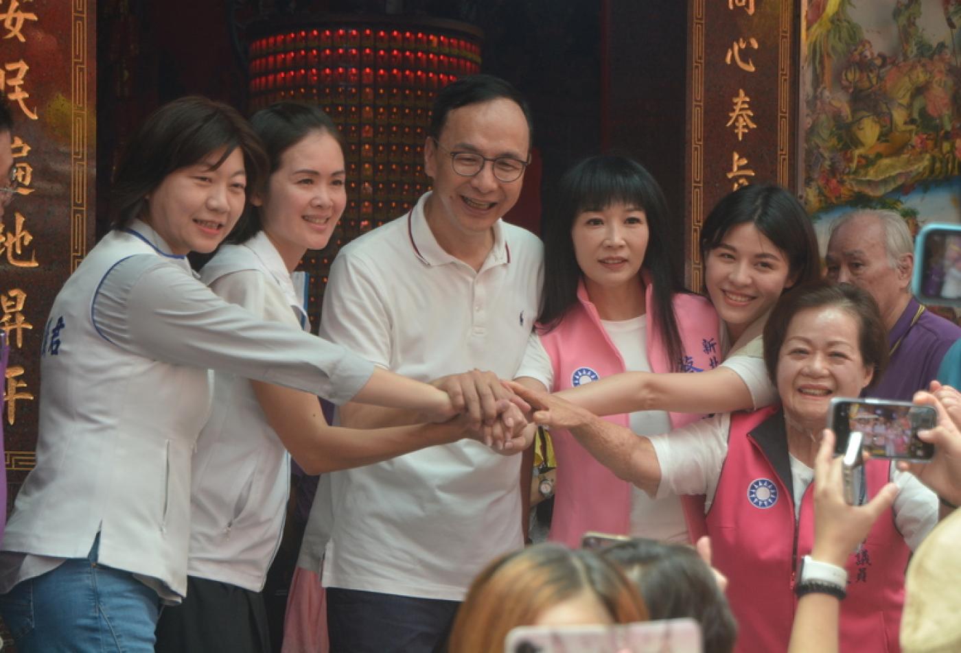 國民黨主席朱立倫（左3）26日為新北市立委參選人洪佳君（左2）站台助選。中央社