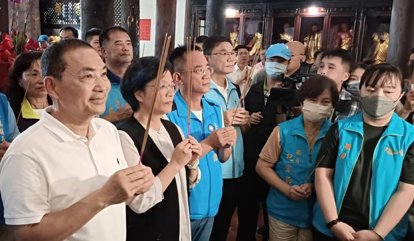 國民黨總統參選人侯友宜（前左）今赴彰化縣參拜寺廟。國民黨彰化縣黨部提供