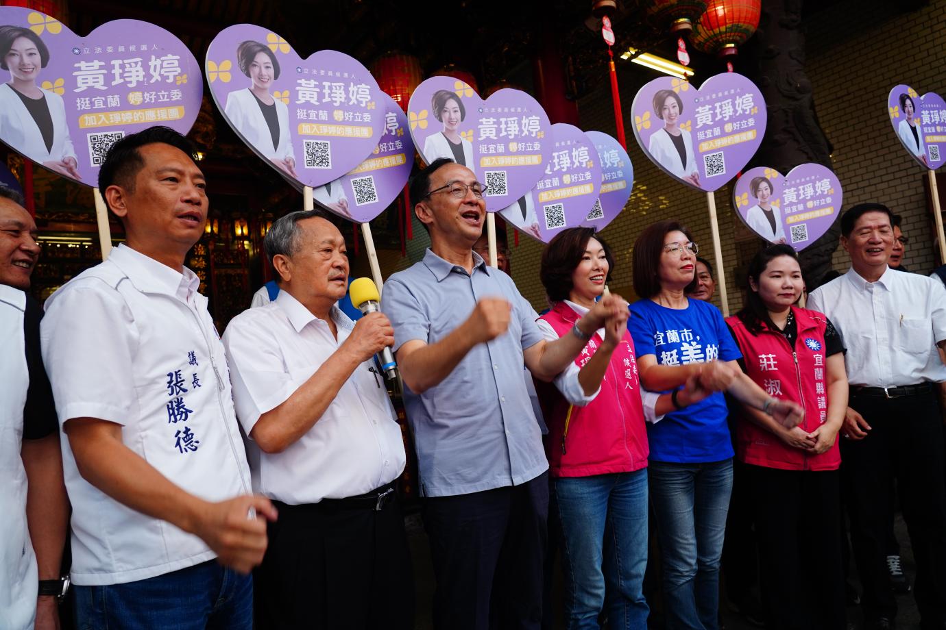 國民黨主席朱立倫(左3)赴宜蘭，率立委參選人黃琤婷至宜蘭市昭應宮祈福，盼明年總統立委選舉大勝。林泊志攝