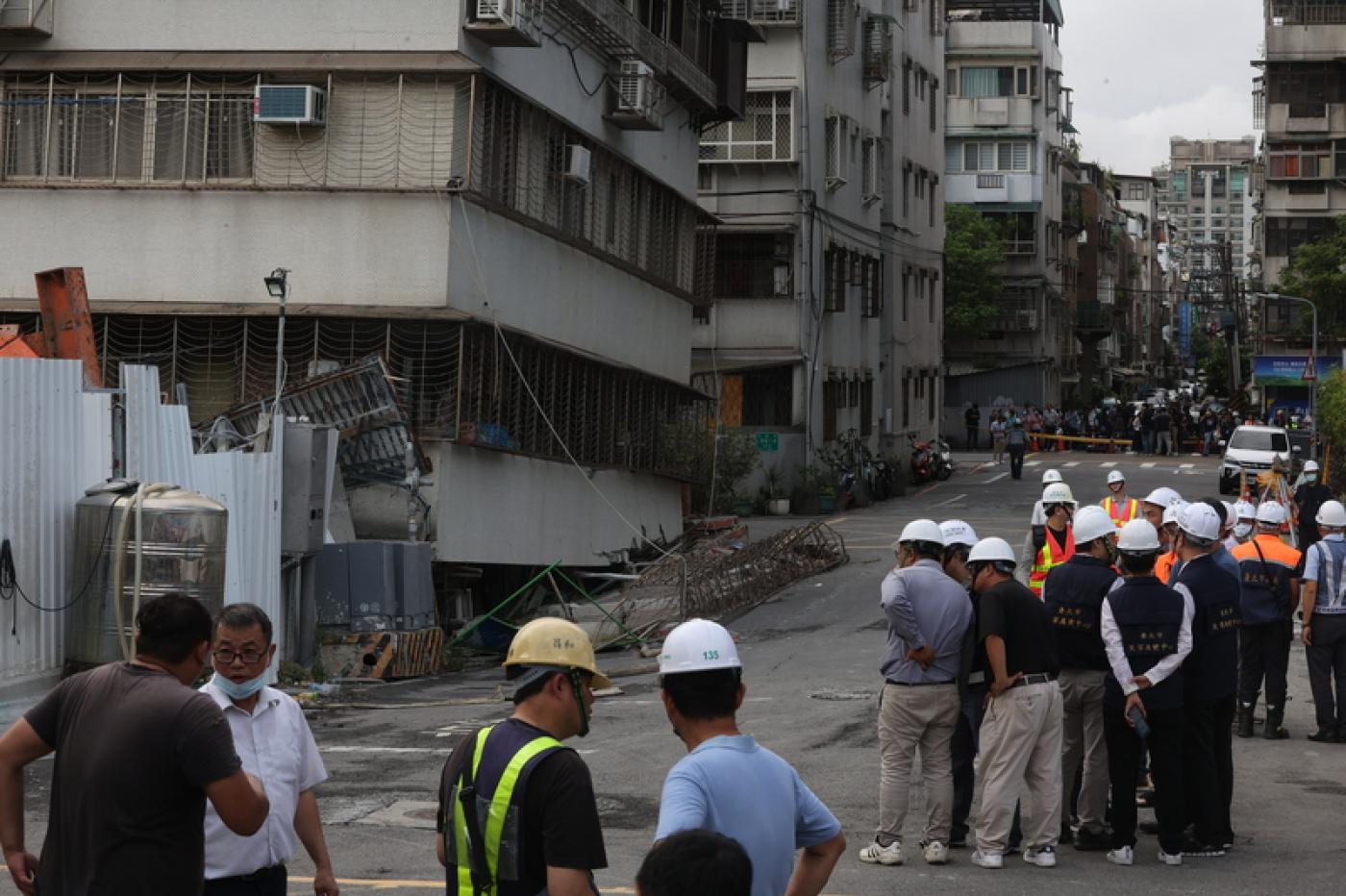 北市大直街一棟房屋因附近工地施工出包受波及塌陷，一樓幾乎變地下室。中央社