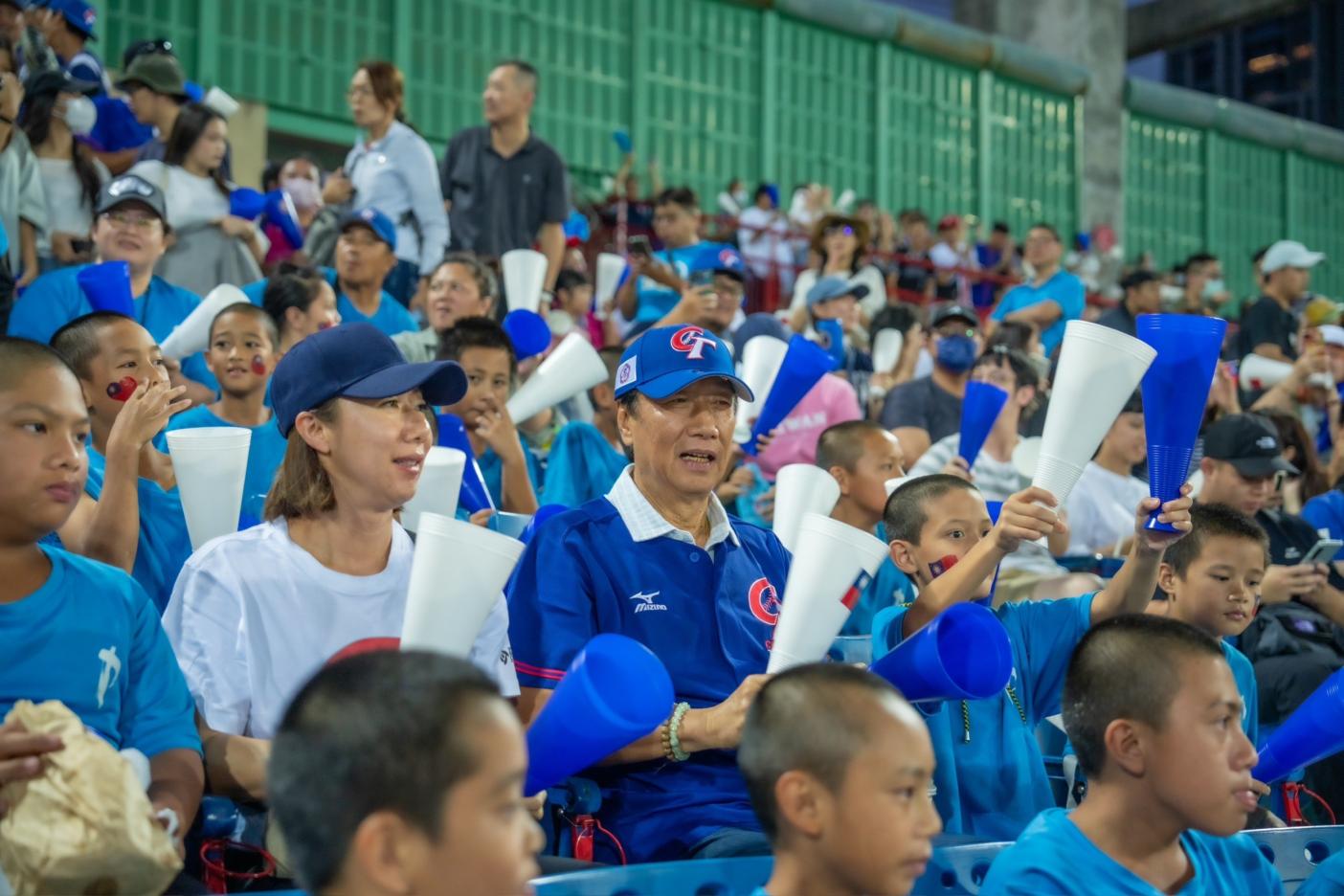 郭台銘10日晚間到天母棒球場觀賞U18世界盃棒球賽冠軍戰，為中華隊加油。郭競辦提供