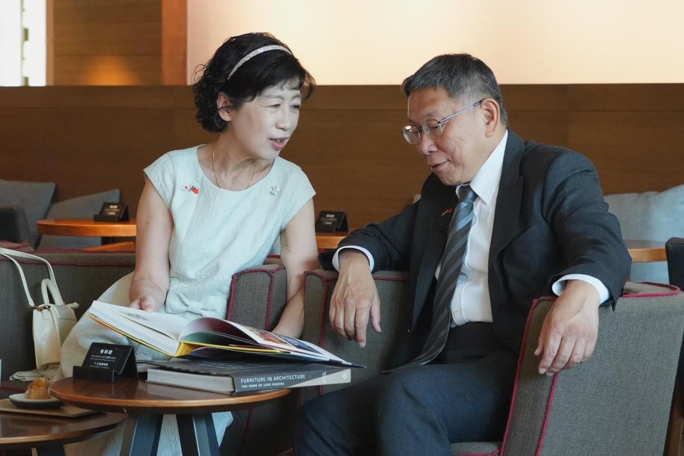 台灣民眾黨總統參選人柯文哲(右)和太太陳佩琪(左)。翻攝陳佩琪臉書