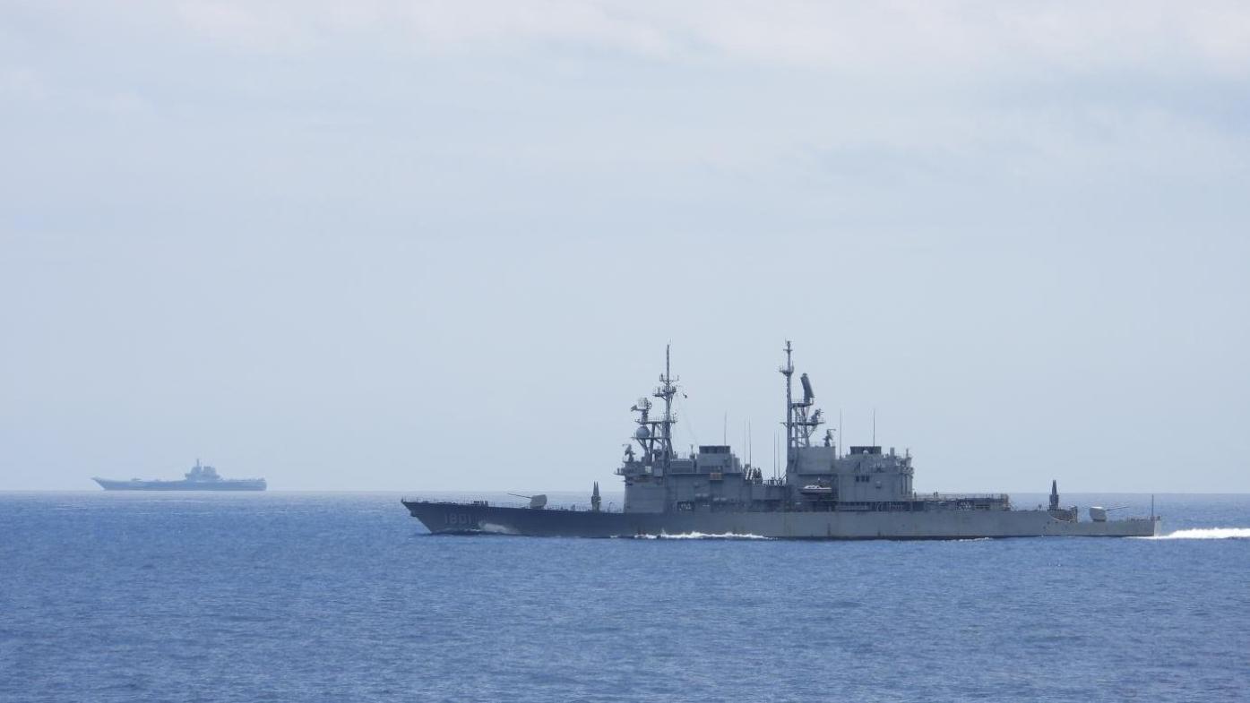 國防部公布基隆級艦監控中共解放軍山東號航母的同框照。國防部提供