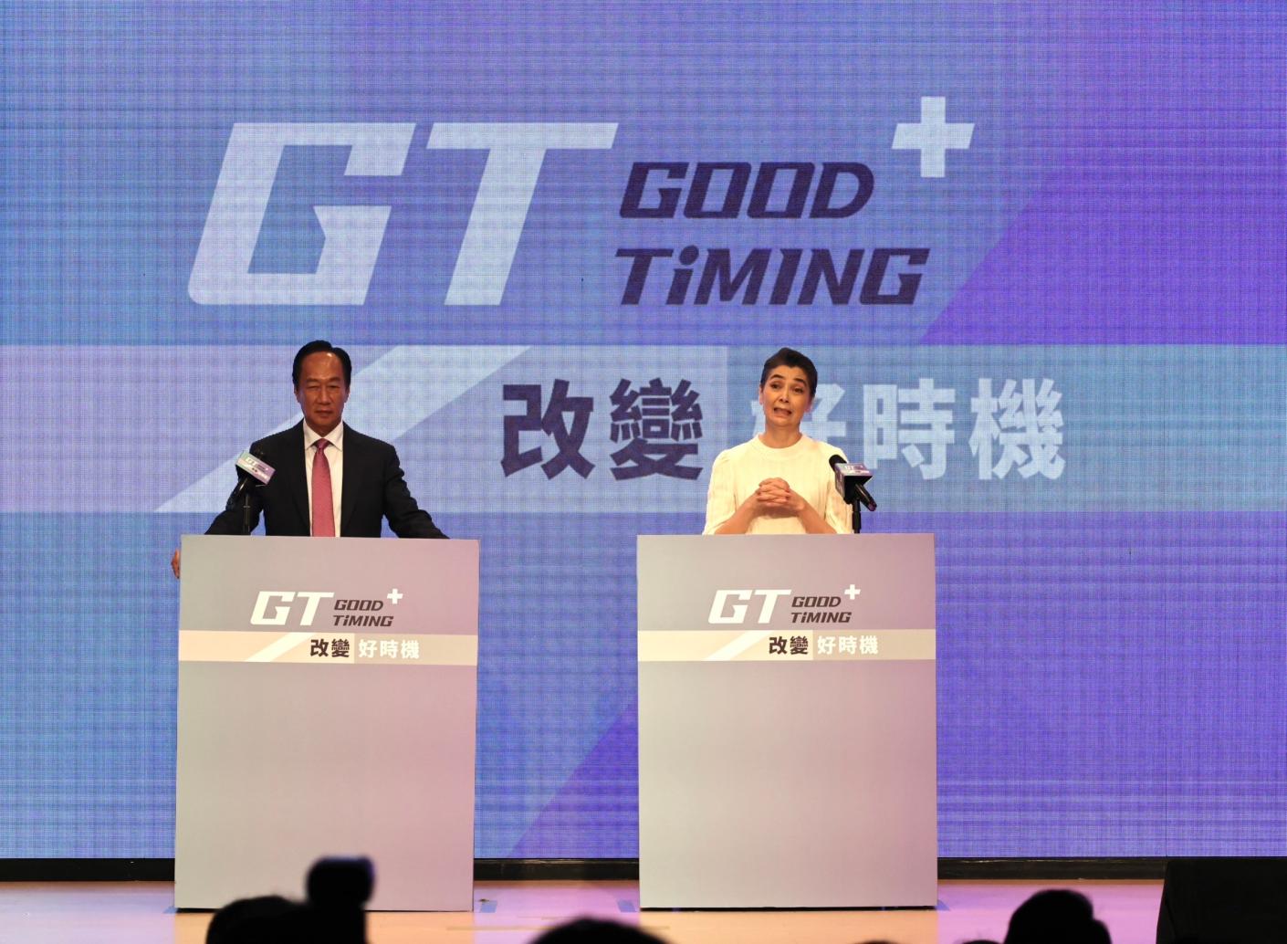 獨立參選總統的鴻海創辦人郭台銘(左)今天宣布副手為資深藝人賴佩霞(右)。林啟弘攝