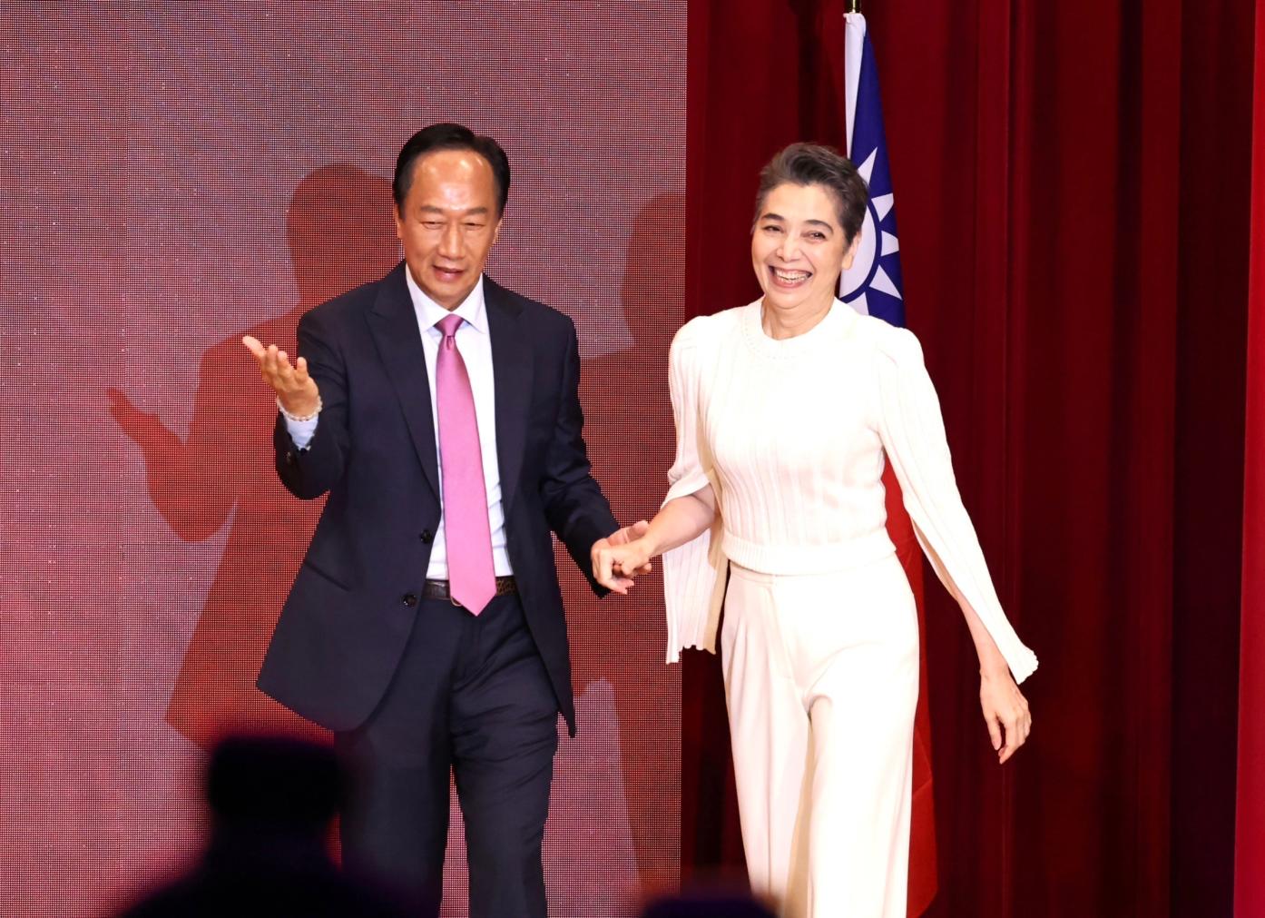郭台銘14宣布與資深藝人賴佩霞作為搭檔，參選下屆總統、副總統。林啟弘攝