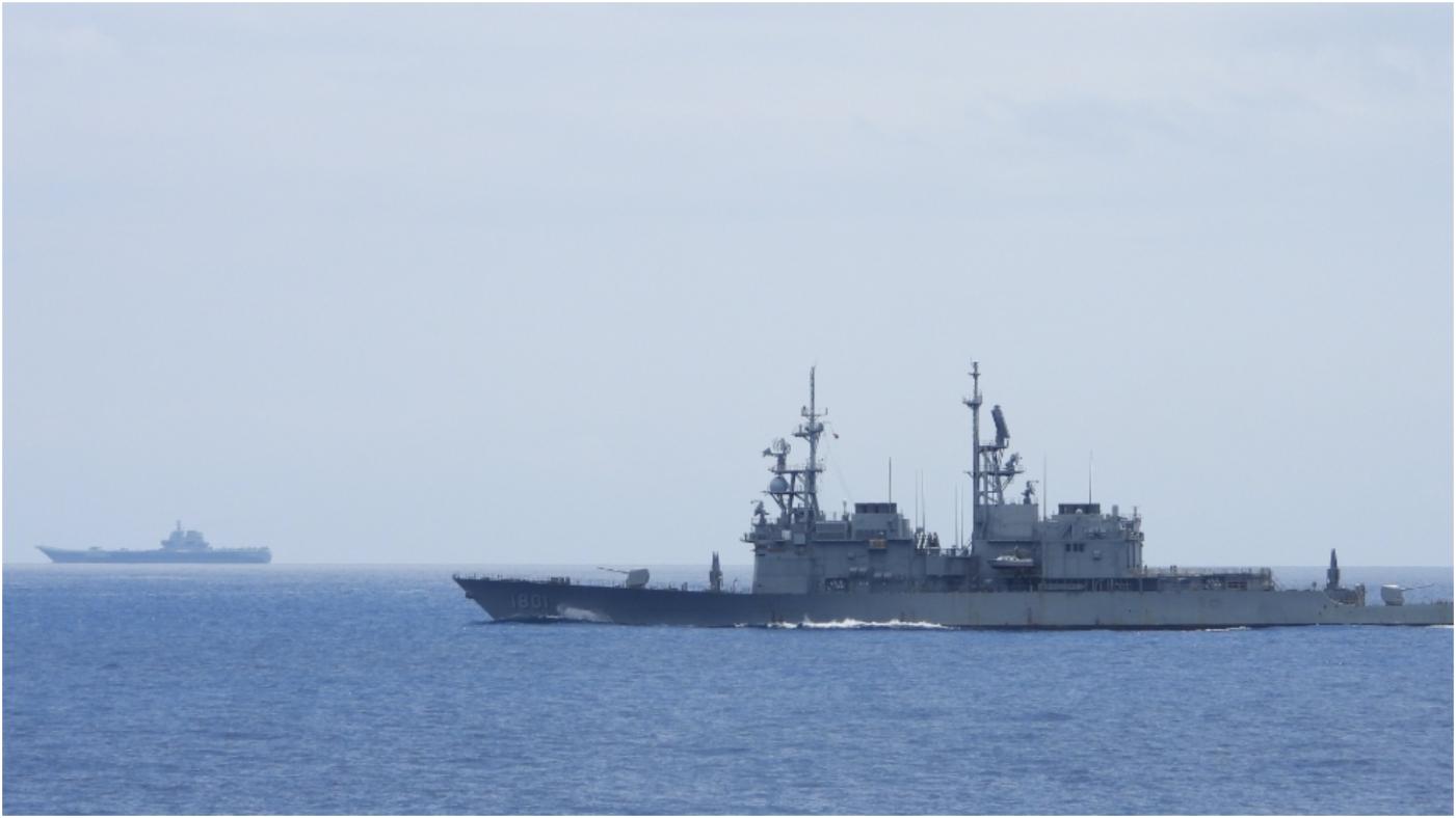 台灣基隆艦(遠方軍艦)、美國紀德級驅逐艦監督9月在台灣水域出沒的山東艦。國防部提供