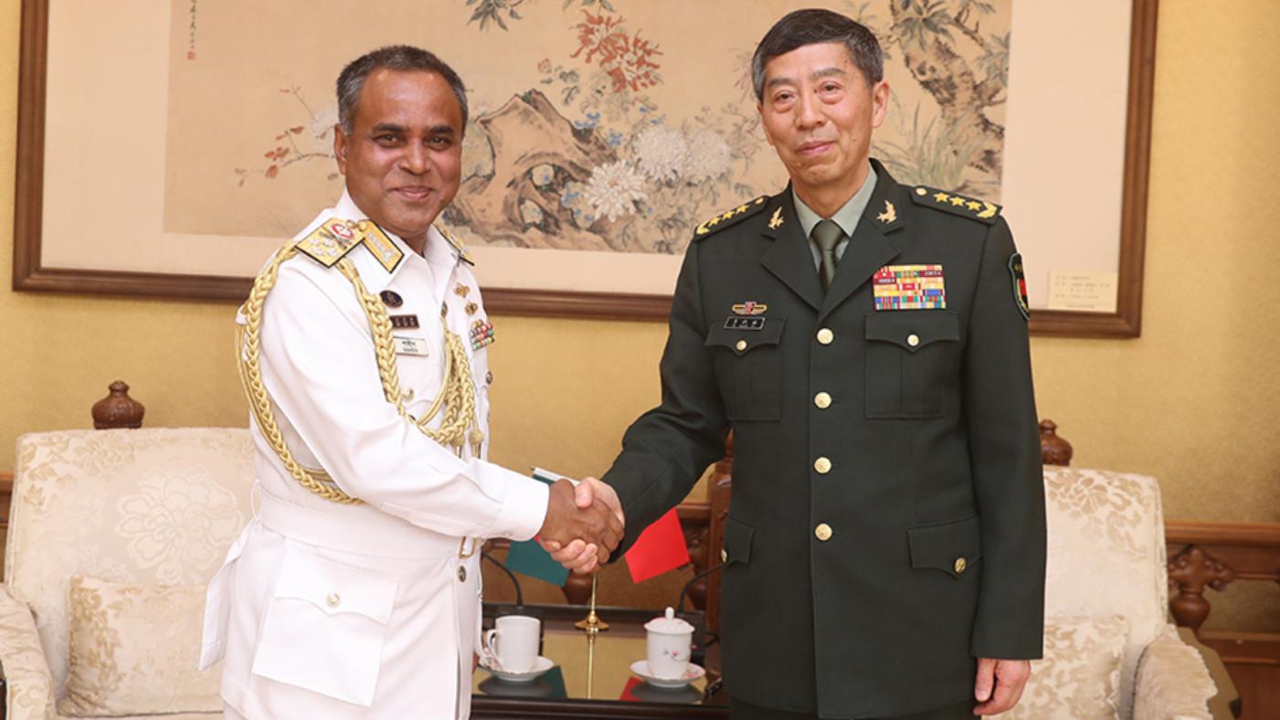 中國國防部長李尚福（右）4月在北京會見孟加拉海軍參謀長沙辛。翻攝中國國防部網頁