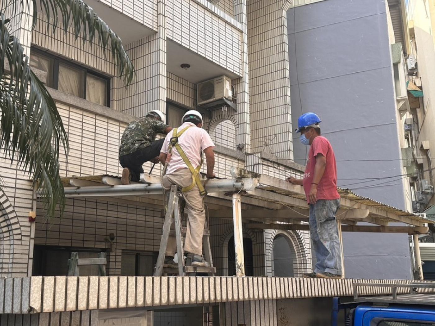 台灣民眾黨主席柯文哲老家頂樓被指違建，柯文哲母親自行雇工今天進行拆除，連一樓遮雨棚都拆。民眾黨新竹市黨部提供