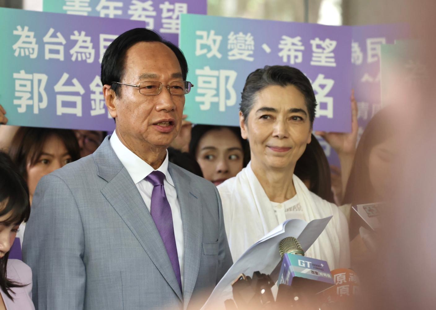 郭台銘、賴佩霞昨赴中選會登記為正副總統選舉被連署人。林啟弘攝
