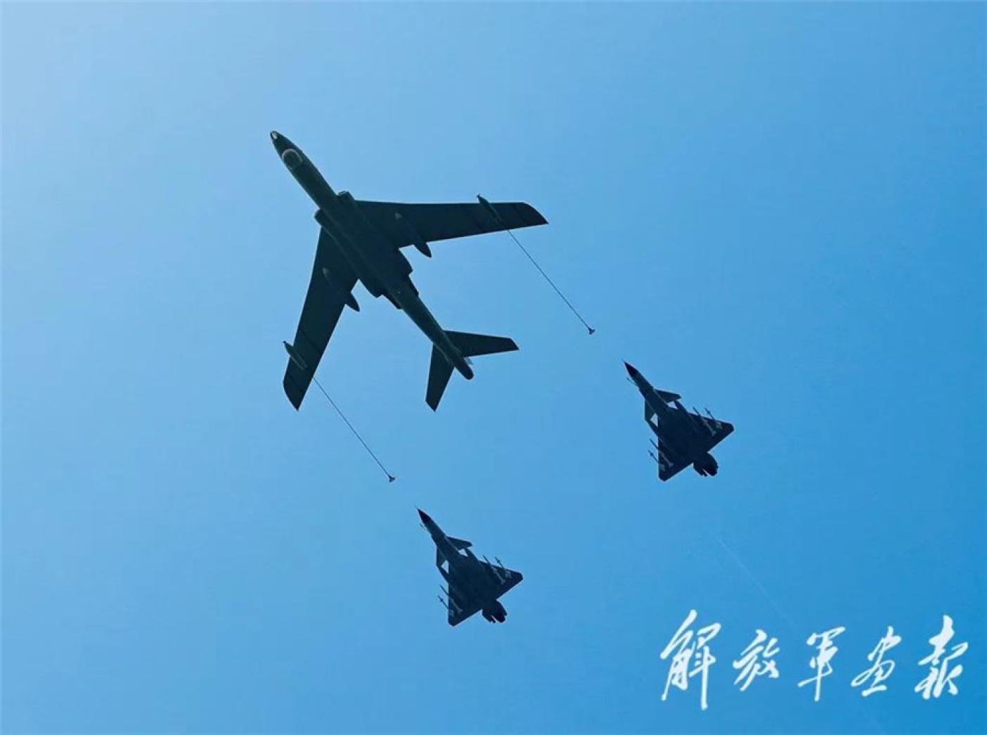 中共解放軍大規模擾台，還包括5架次運油-20空中加油機。翻攝解放軍畫報