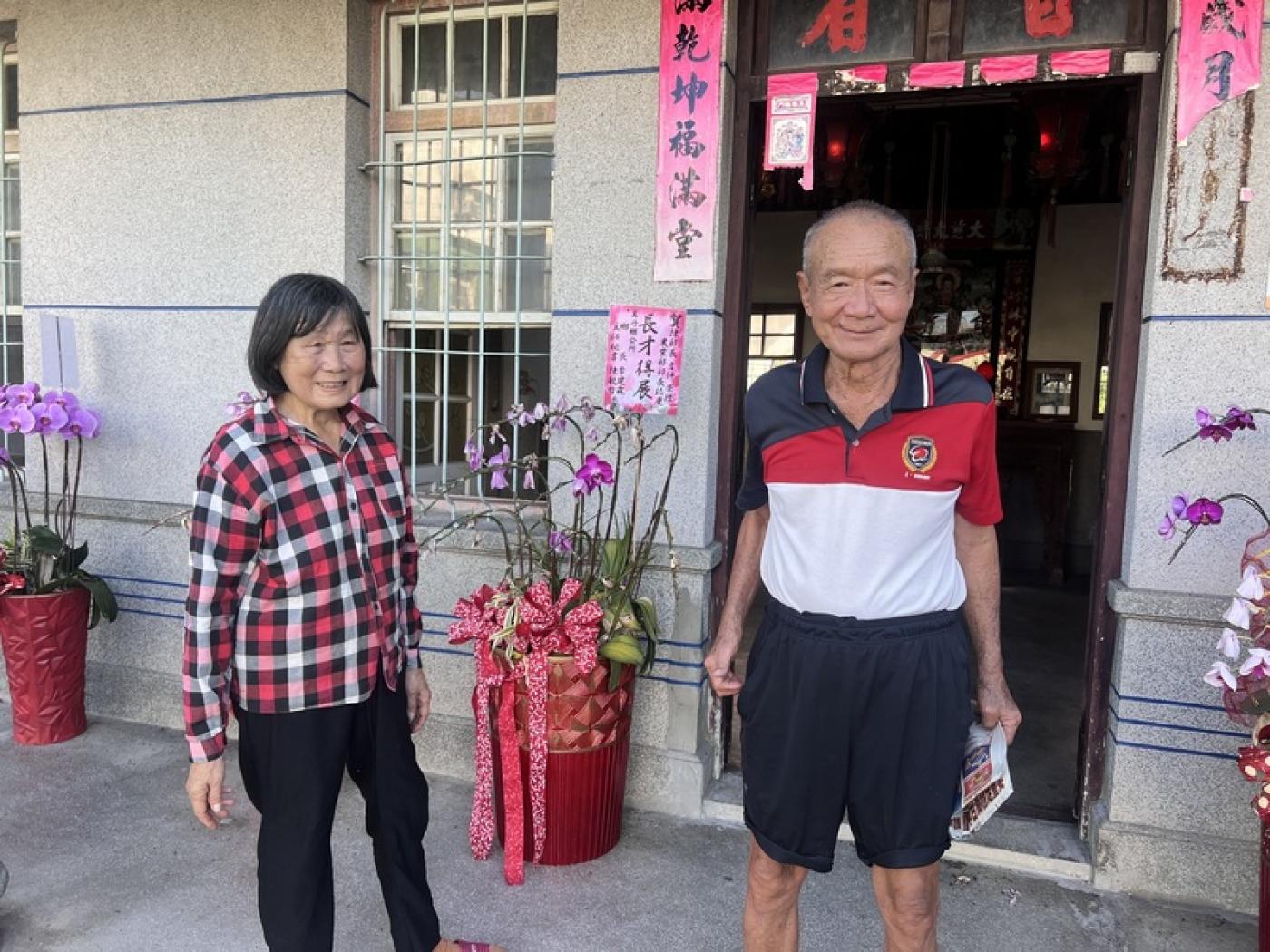 陳吉仲位於屏東萬丹的老家雙親表示，希望兒子好好休息後重返教育界。中央社