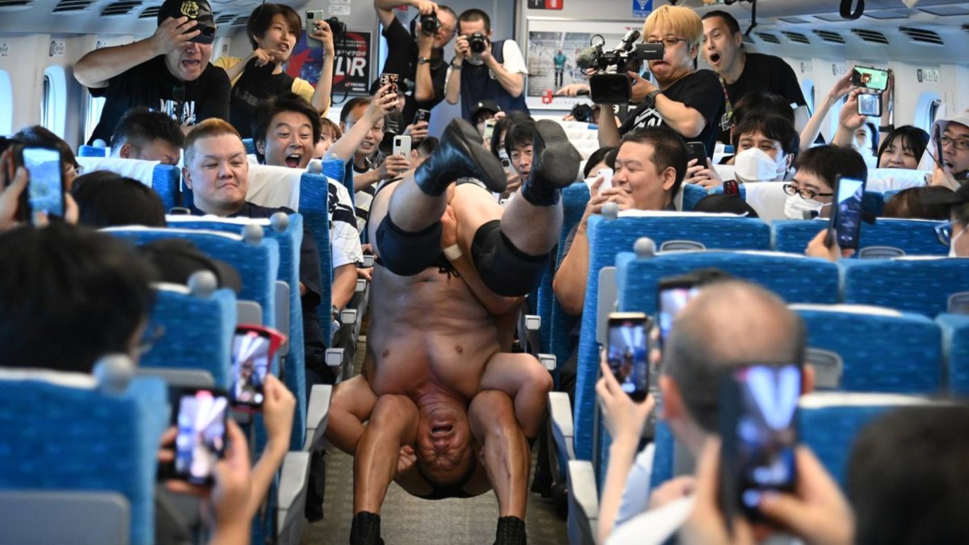 「DDT Pro-Wrestling」18日在東海道新幹線「希望號」列車上舉辦比賽。翻攝@ddtpro推特