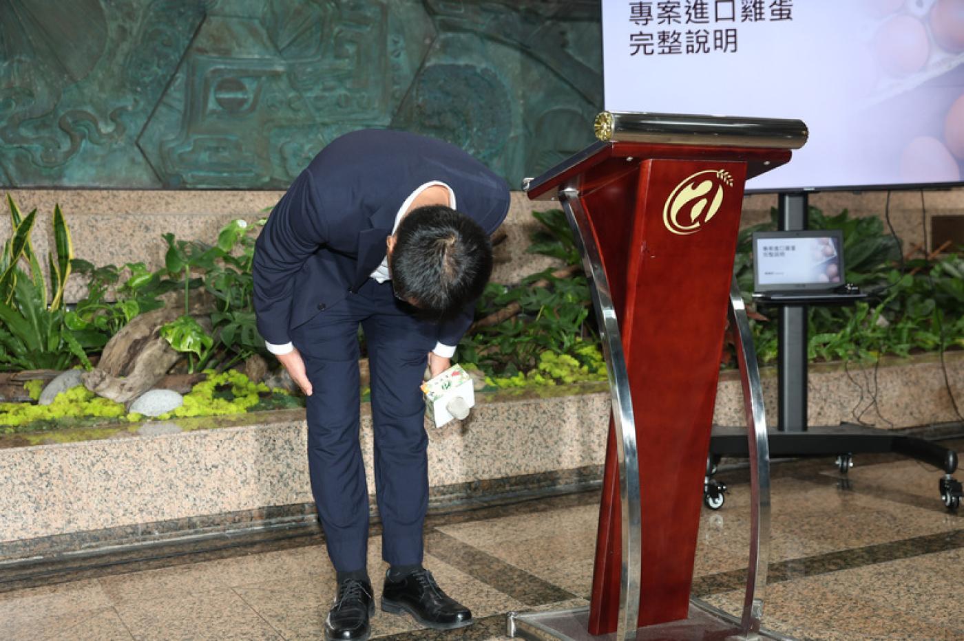 農業部長陳吉仲因專案進口雞蛋請辭，圖為他19日傍晚針對進口雞蛋議題再度舉行記者會時鞠躬道歉。 中央社