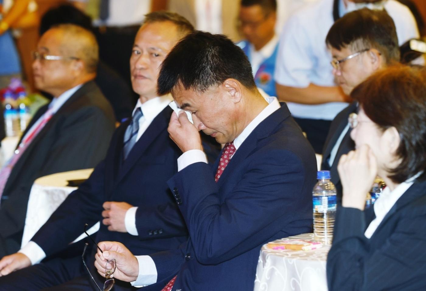 農業部長陳吉仲（前右2）請辭獲准，20日出席農業部「第17屆農金獎頒獎典禮」時，一度哽咽拭淚。中央社
