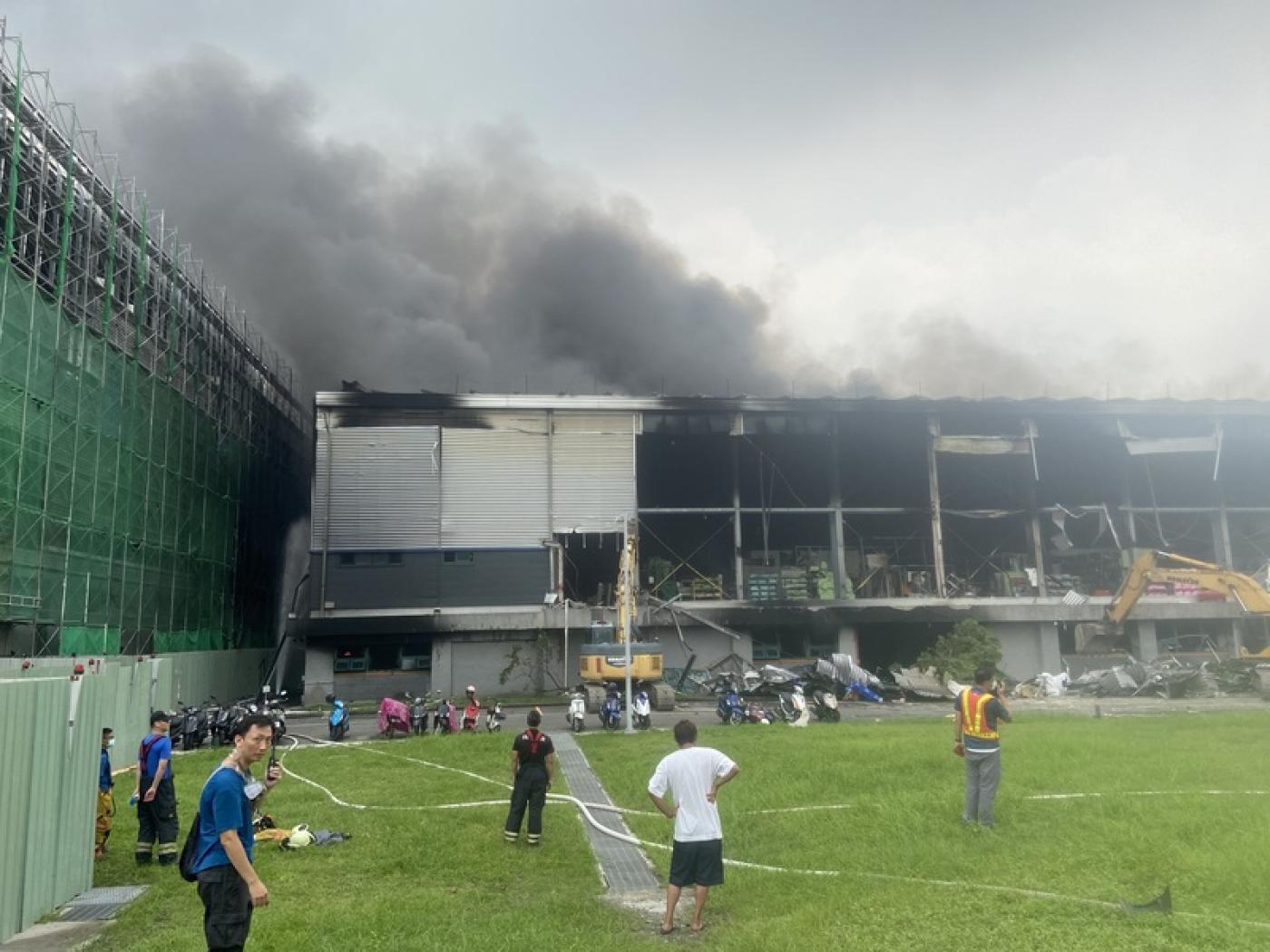 明揚國際科技股份有限公司工廠22日傍晚發生火警，直至23日上午現場仍冒出陣陣濃煙。 中央社