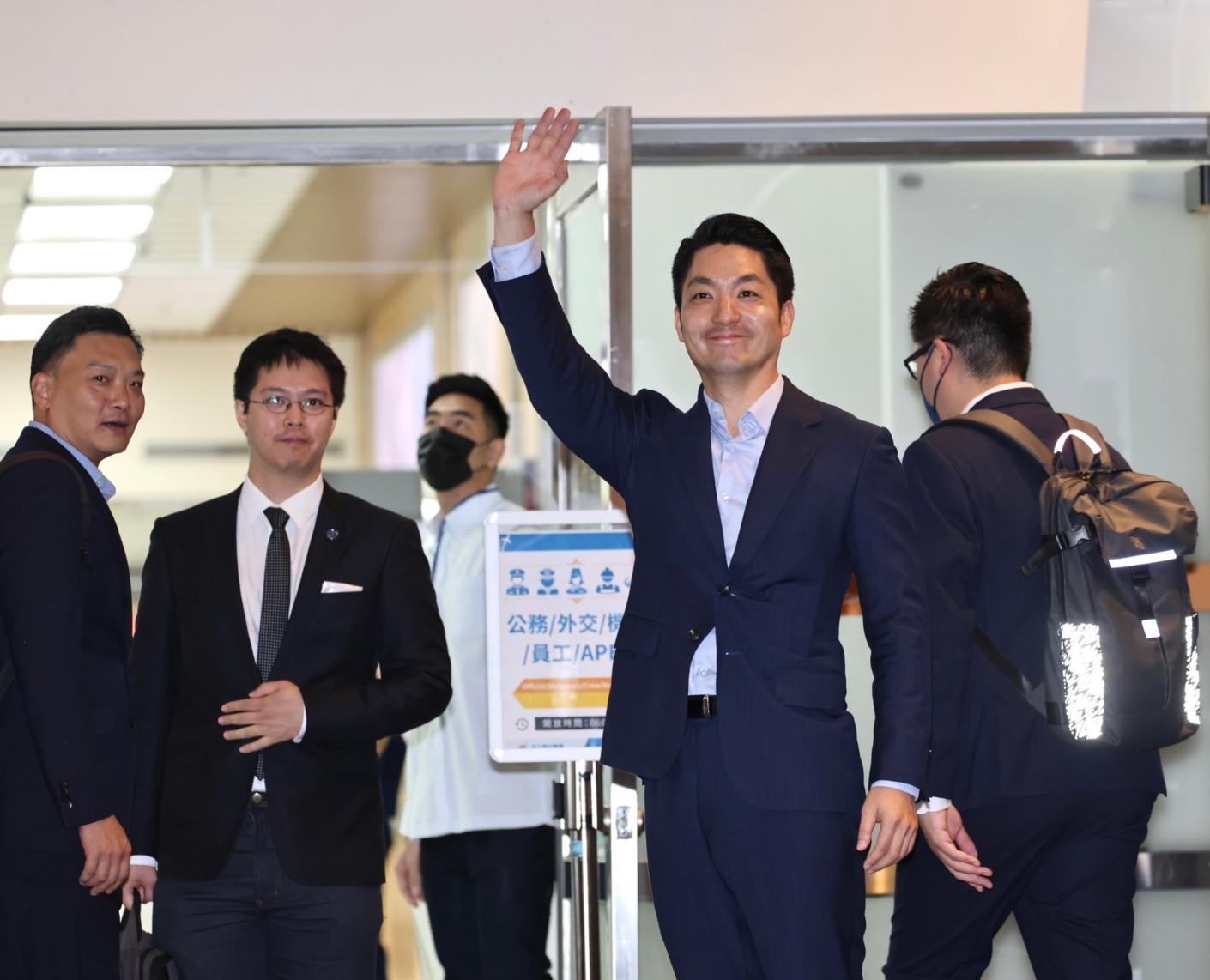 蔣萬安24日率團前往首爾考察，參加2023年度世界城市高峰會市長論壇，行前在松山機場受訪。林啟弘攝