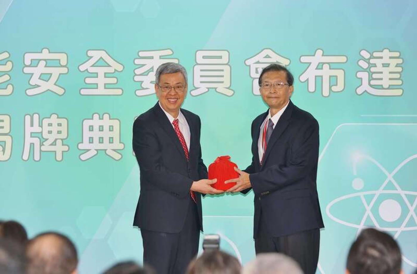陳建仁（左）與核安會首任主任委員陳東陽（右）27日出席「核能安全委員會布達暨揭牌典禮」。核安會提供