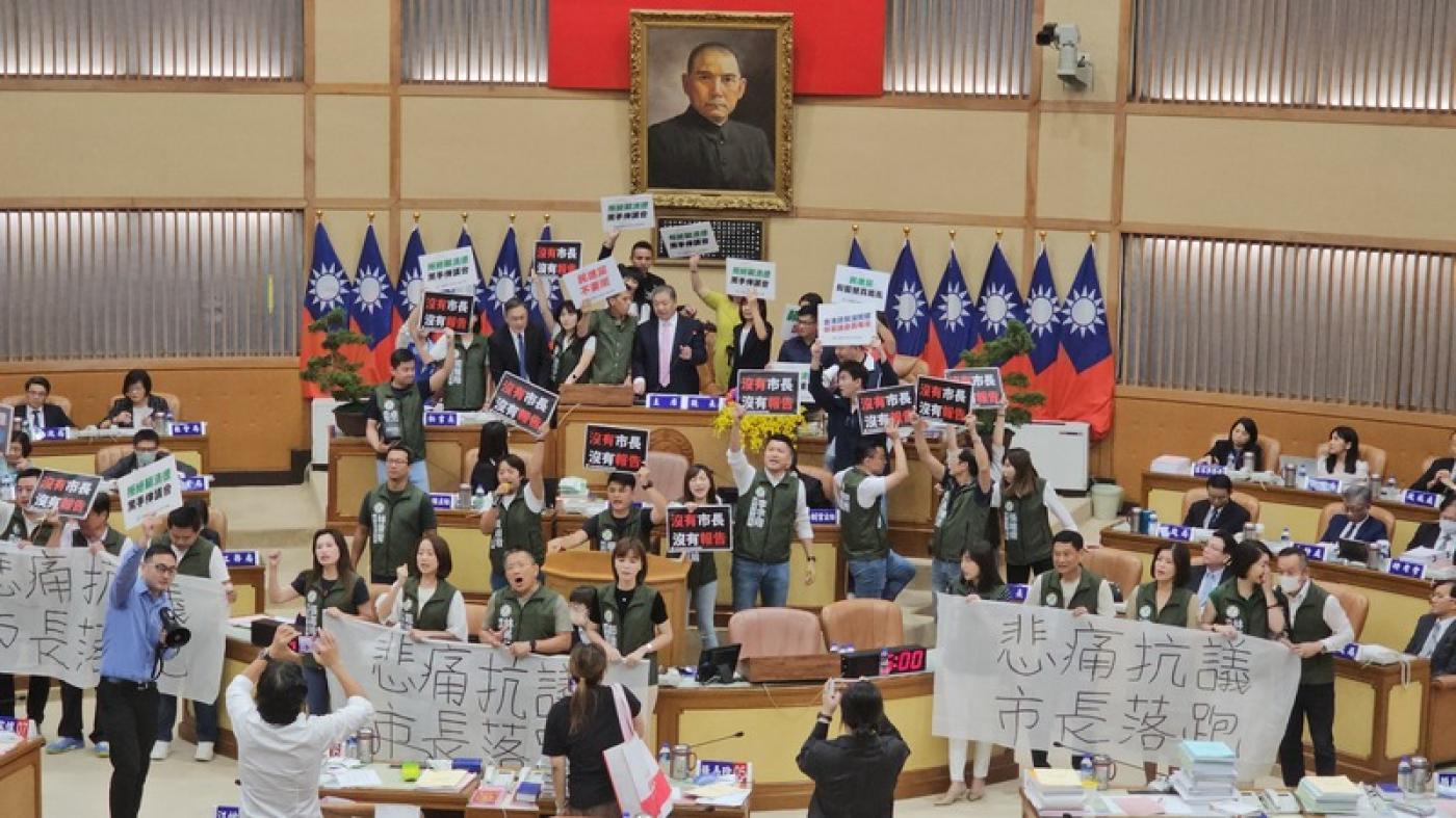 新北市議會民進黨團27日占據發言台，反對由副市長劉和然代理市長進行施政報告。中央社