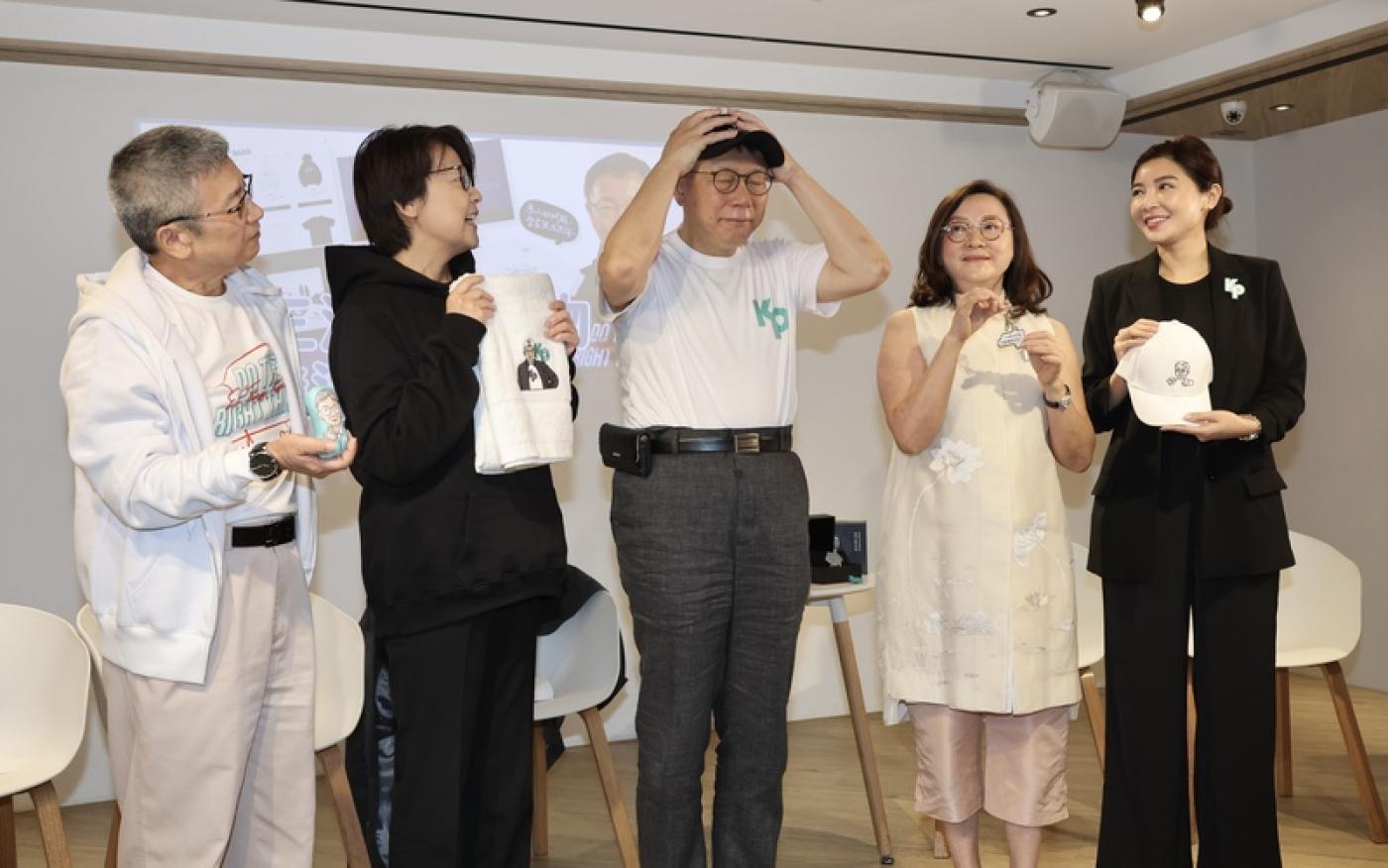台灣民眾黨參選人柯文哲(中)說最終會合，競選總幹事黃珊珊(左2)說是「和」不是「合」