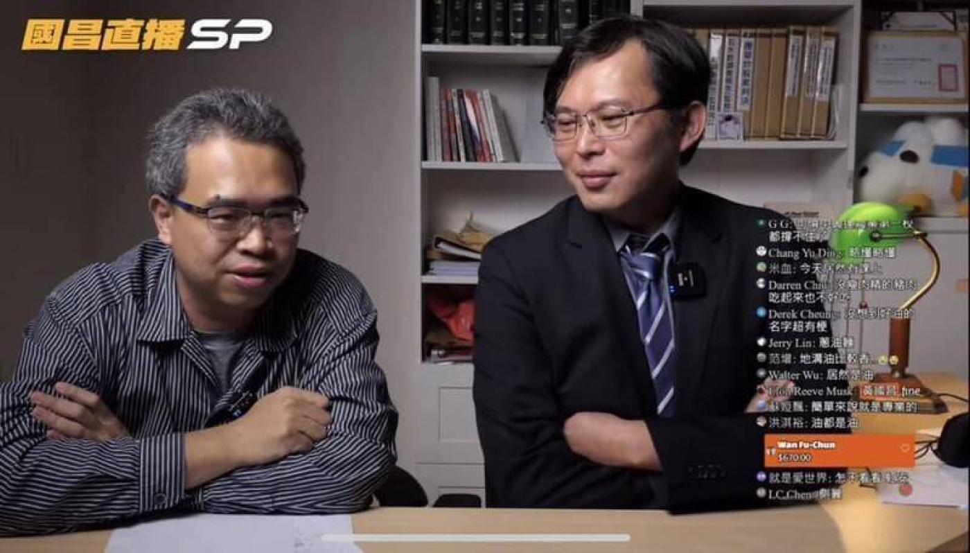 「Linbay好油」版主林裕紘（左）日前到前立委黃國昌（右）的直播頻道上痛訴遭恐嚇。翻攝畫面