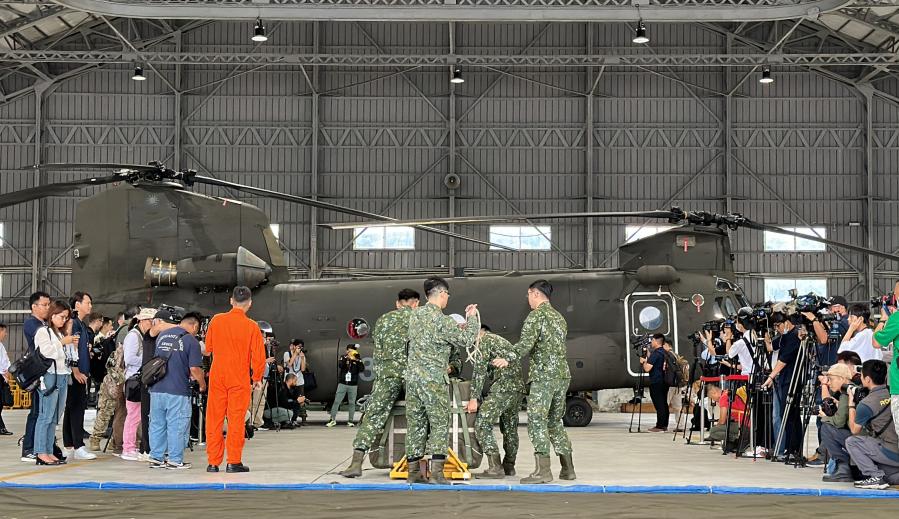 解密！CH-47直升機吊掛巨型國旗執行國慶參演　陸軍今公開展示操作
