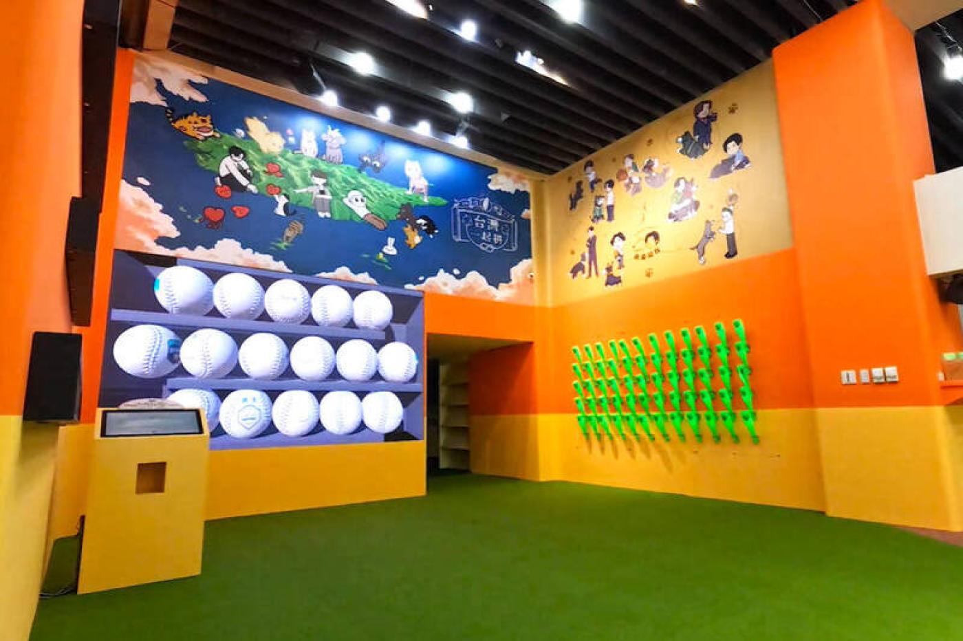 賴清德競選總部7日首度曝光，充滿棒球風元素，牆上還展示《賴桑與我》全系列組成的「九犬圖」。賴清德競選辦公室提供