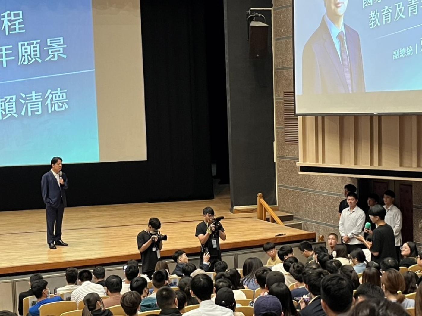 民進黨總統參選人賴清德（台上者）3日受邀至中山大學演講，一位女學生提問如何解決民進黨貪污一事，事後遭肉搜，圖中提問學生非當事人。中央社