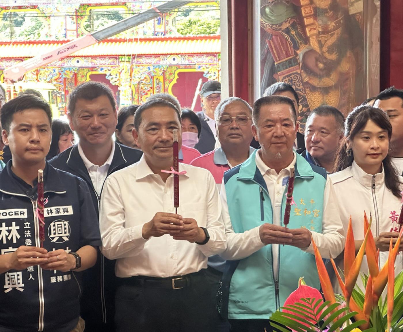 國民黨總統參選人侯友宜（前排左2）走訪台中，到太平區聖和宮參香祈福。中央社