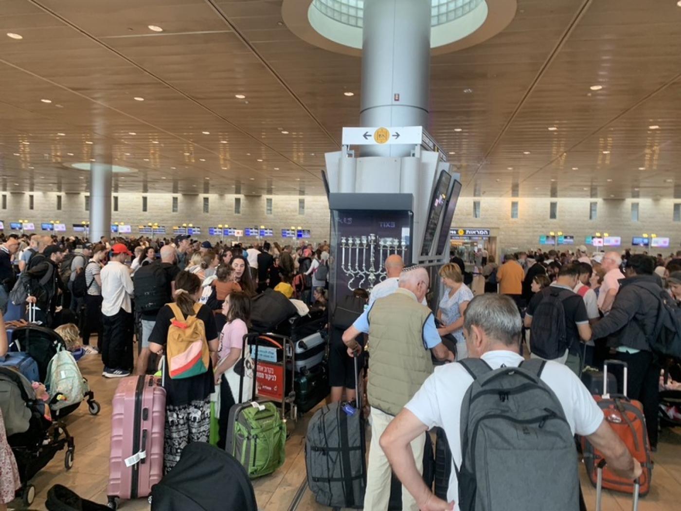 以色列特拉維夫班古里昂國際機場（Ben Gurion  Airport）離境大廳擠滿逃難觀光客。 讀者提供